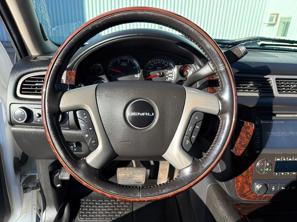 2012 Summit White /Ebony GMC Sierra 3500HD Denali (1GT426C86CF) with an 6.6L V8 16V OHV TURBO DIESEL engine, AUTOMATIC transmission, located at 1235 N Woodruff Ave., Idaho Falls, 83401, (208) 523-1053, 43.507172, -112.000488 - At Timberline Auto, finding a great deal on your next vehicle is always easy! Our experienced sales staff's goal is to help find you the right vehicle at the right price! Our knowledgeable finance department has options for almost any credit score. We offer extended service contract options to prote - Photo#14
