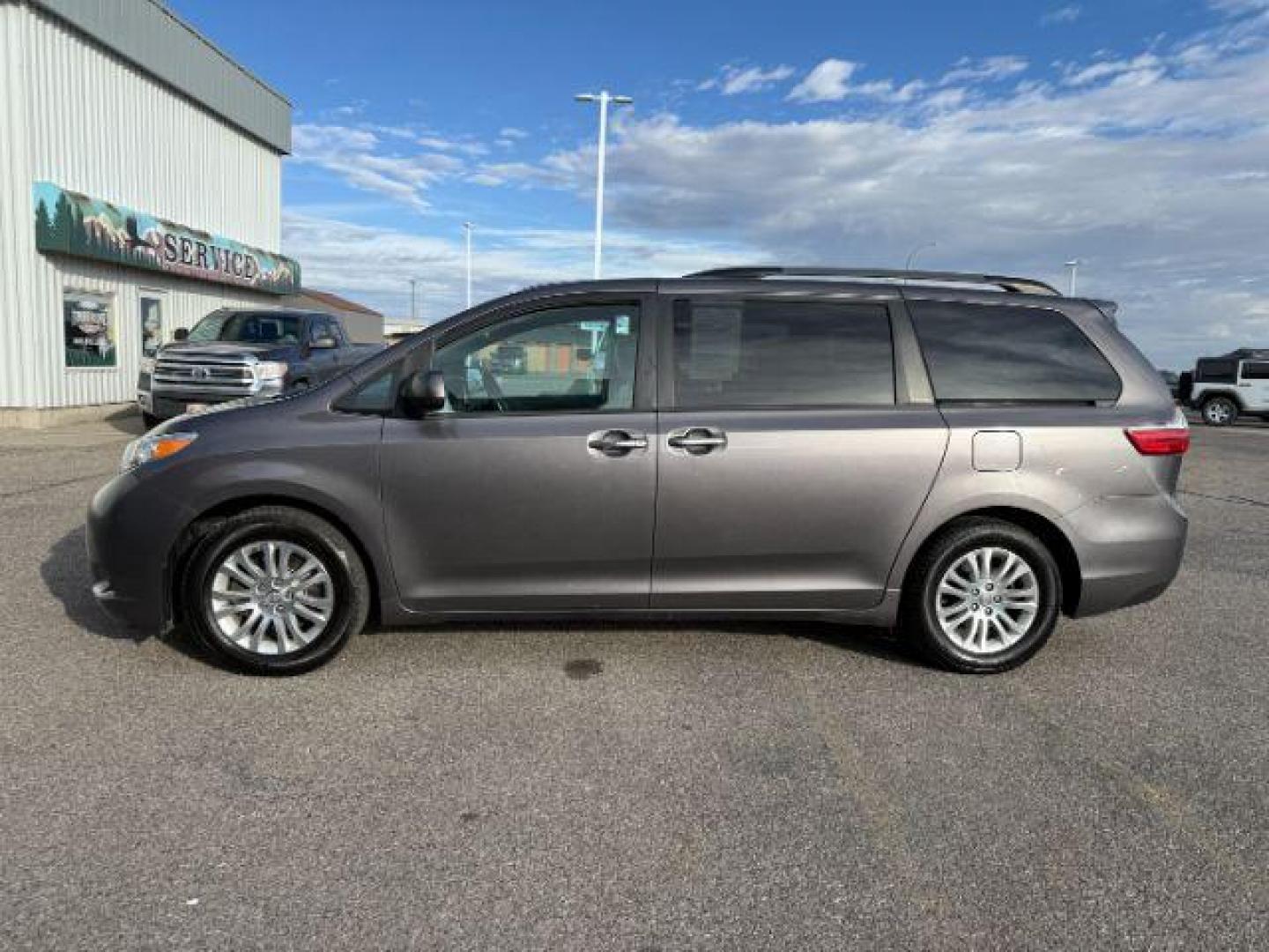 2017 GRAY /LEATHER Toyota Sienna XLE 7 Passenger | XLE 8 Passenger | XLE Premium 8 Passenger | Limited 7 Pas (5TDYZ3DC1HS) with an 3.5L V-6 port/direct injection engine, AUTOMATIC transmission, located at 1235 N Woodruff Ave., Idaho Falls, 83401, (208) 523-1053, 43.507172, -112.000488 - At Timberline Auto, finding a great deal on your next vehicle is always easy! Our experienced sales staff's goal is to help find you the right vehicle at the right price! Our knowledgeable finance department has options for almost any credit score. We offer extended service contract options to prote - Photo#25