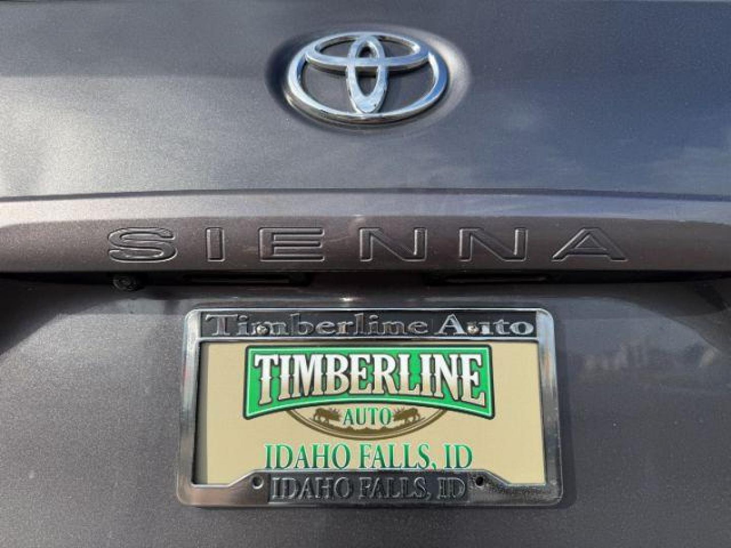 2017 GRAY /LEATHER Toyota Sienna XLE 7 Passenger | XLE 8 Passenger | XLE Premium 8 Passenger | Limited 7 Pas (5TDYZ3DC1HS) with an 3.5L V-6 port/direct injection engine, AUTOMATIC transmission, located at 1235 N Woodruff Ave., Idaho Falls, 83401, (208) 523-1053, 43.507172, -112.000488 - At Timberline Auto, finding a great deal on your next vehicle is always easy! Our experienced sales staff's goal is to help find you the right vehicle at the right price! Our knowledgeable finance department has options for almost any credit score. We offer extended service contract options to prote - Photo#28