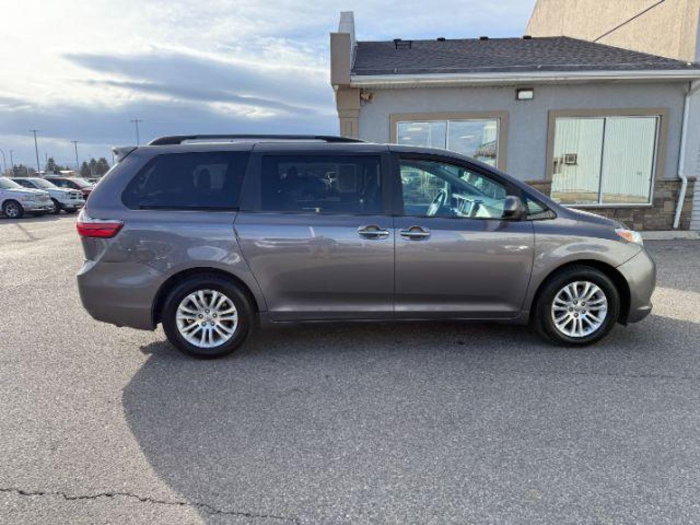 2017 GRAY /LEATHER Toyota Sienna XLE 7 Passenger | XLE 8 Passenger | XLE Premium 8 Passenger | Limited 7 Pas (5TDYZ3DC1HS) with an 3.5L V-6 port/direct injection engine, AUTOMATIC transmission, located at 1235 N Woodruff Ave., Idaho Falls, 83401, (208) 523-1053, 43.507172, -112.000488 - At Timberline Auto, finding a great deal on your next vehicle is always easy! Our experienced sales staff's goal is to help find you the right vehicle at the right price! Our knowledgeable finance department has options for almost any credit score. We offer extended service contract options to prote - Photo#32