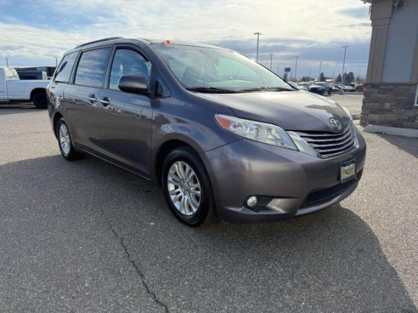 2017 GRAY /LEATHER Toyota Sienna XLE 7 Passenger | XLE 8 Passenger | XLE Premium 8 Passenger | Limited 7 Pas (5TDYZ3DC1HS) with an 3.5L V-6 port/direct injection engine, AUTOMATIC transmission, located at 1235 N Woodruff Ave., Idaho Falls, 83401, (208) 523-1053, 43.507172, -112.000488 - At Timberline Auto, finding a great deal on your next vehicle is always easy! Our experienced sales staff's goal is to help find you the right vehicle at the right price! Our knowledgeable finance department has options for almost any credit score. We offer extended service contract options to prote - Photo#33