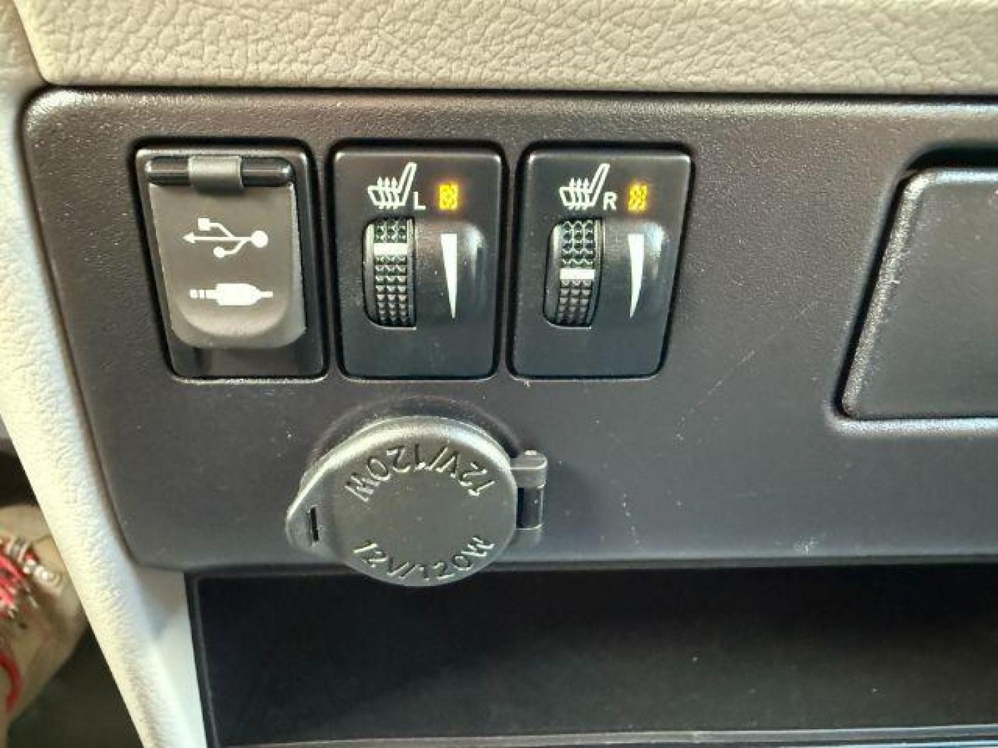 2017 GRAY /LEATHER Toyota Sienna XLE 7 Passenger | XLE 8 Passenger | XLE Premium 8 Passenger | Limited 7 Pas (5TDYZ3DC1HS) with an 3.5L V-6 port/direct injection engine, AUTOMATIC transmission, located at 1235 N Woodruff Ave., Idaho Falls, 83401, (208) 523-1053, 43.507172, -112.000488 - At Timberline Auto, finding a great deal on your next vehicle is always easy! Our experienced sales staff's goal is to help find you the right vehicle at the right price! Our knowledgeable finance department has options for almost any credit score. We offer extended service contract options to prote - Photo#41