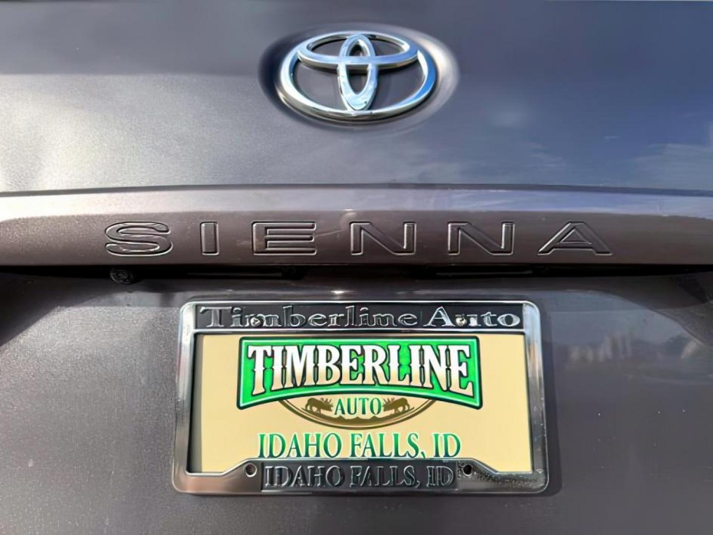 2017 GRAY /LEATHER Toyota Sienna XLE 7 Passenger | XLE 8 Passenger | XLE Premium 8 Passenger | Limited 7 Pas (5TDYZ3DC1HS) with an 3.5L V-6 port/direct injection engine, AUTOMATIC transmission, located at 1235 N Woodruff Ave., Idaho Falls, 83401, (208) 523-1053, 43.507172, -112.000488 - At Timberline Auto, finding a great deal on your next vehicle is always easy! Our experienced sales staff's goal is to help find you the right vehicle at the right price! Our knowledgeable finance department has options for almost any credit score. We offer extended service contract options to prote - Photo#4
