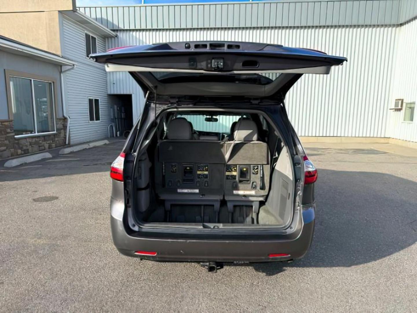 2017 GRAY /LEATHER Toyota Sienna XLE 7 Passenger | XLE 8 Passenger | XLE Premium 8 Passenger | Limited 7 Pas (5TDYZ3DC1HS) with an 3.5L V-6 port/direct injection engine, AUTOMATIC transmission, located at 1235 N Woodruff Ave., Idaho Falls, 83401, (208) 523-1053, 43.507172, -112.000488 - At Timberline Auto, finding a great deal on your next vehicle is always easy! Our experienced sales staff's goal is to help find you the right vehicle at the right price! Our knowledgeable finance department has options for almost any credit score. We offer extended service contract options to prote - Photo#5