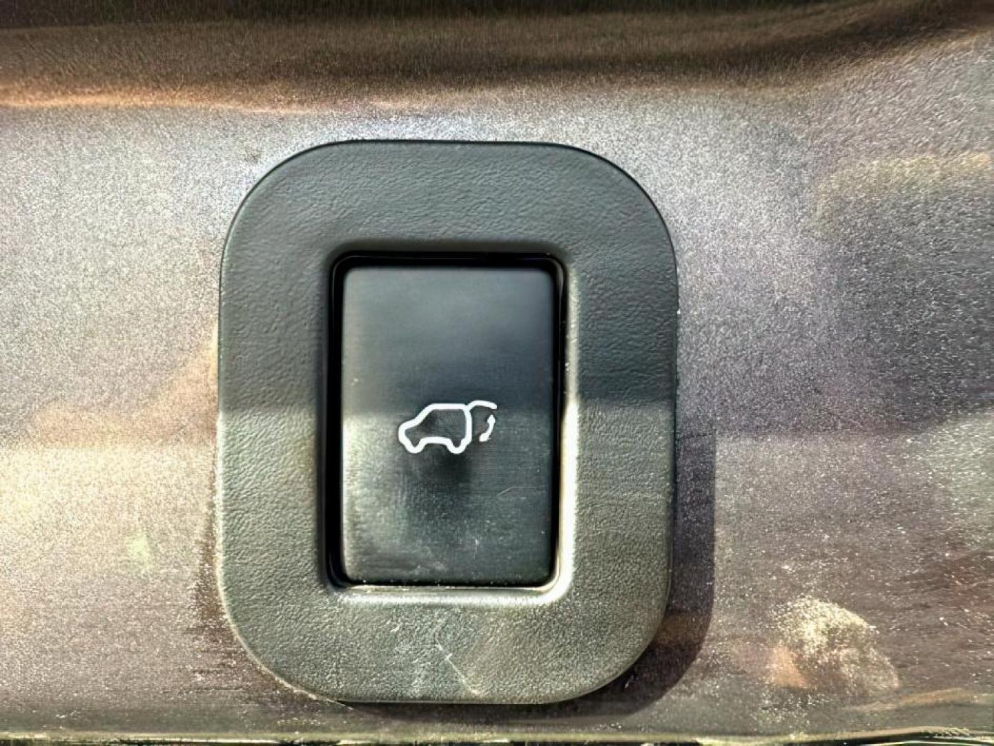 2017 GRAY /LEATHER Toyota Sienna XLE 7 Passenger | XLE 8 Passenger | XLE Premium 8 Passenger | Limited 7 Pas (5TDYZ3DC1HS) with an 3.5L V-6 port/direct injection engine, AUTOMATIC transmission, located at 1235 N Woodruff Ave., Idaho Falls, 83401, (208) 523-1053, 43.507172, -112.000488 - At Timberline Auto, finding a great deal on your next vehicle is always easy! Our experienced sales staff's goal is to help find you the right vehicle at the right price! Our knowledgeable finance department has options for almost any credit score. We offer extended service contract options to prote - Photo#6