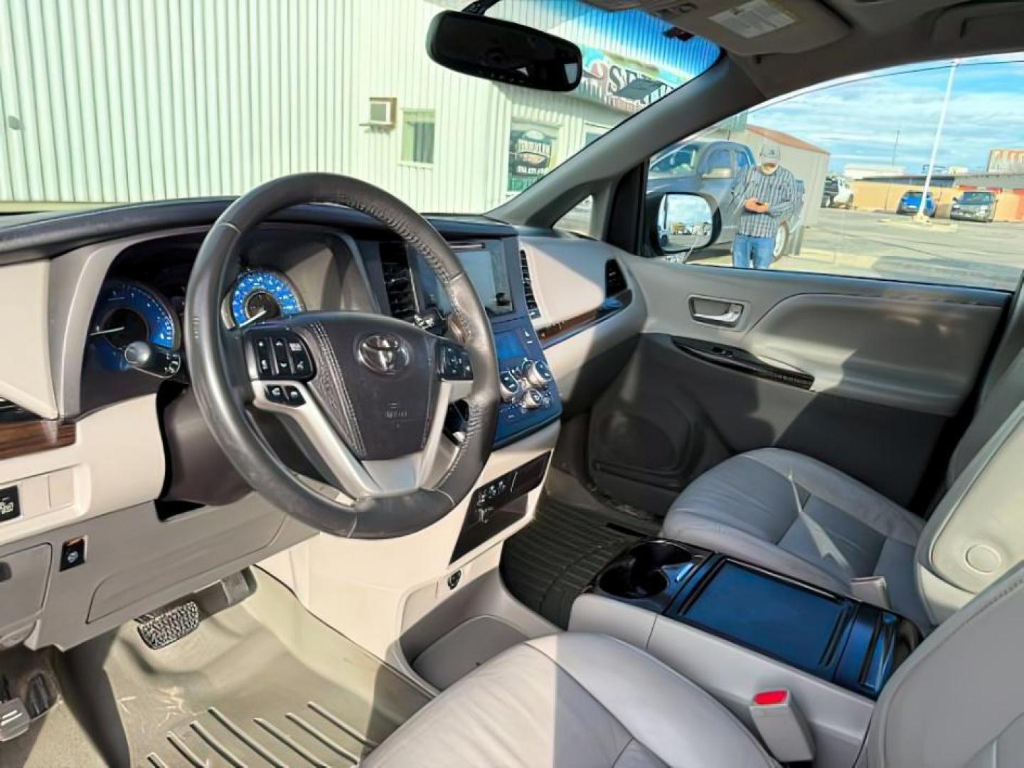 2017 GRAY /LEATHER Toyota Sienna XLE 7 Passenger | XLE 8 Passenger | XLE Premium 8 Passenger | Limited 7 Pas (5TDYZ3DC1HS) with an 3.5L V-6 port/direct injection engine, AUTOMATIC transmission, located at 1235 N Woodruff Ave., Idaho Falls, 83401, (208) 523-1053, 43.507172, -112.000488 - At Timberline Auto, finding a great deal on your next vehicle is always easy! Our experienced sales staff's goal is to help find you the right vehicle at the right price! Our knowledgeable finance department has options for almost any credit score. We offer extended service contract options to prote - Photo#13