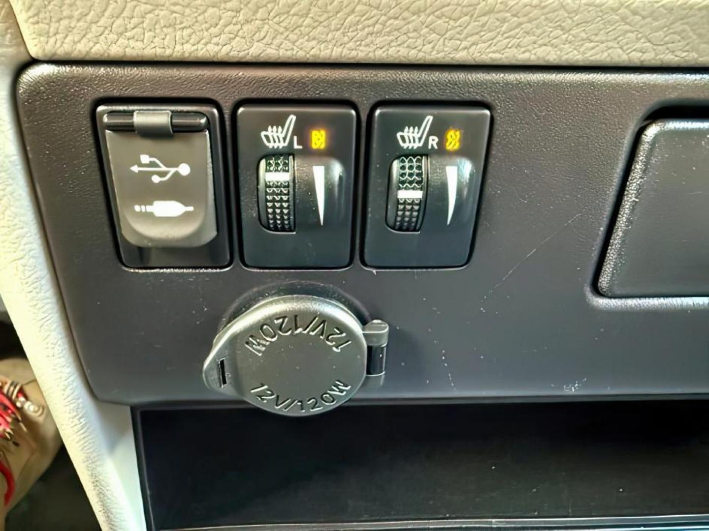 2017 GRAY /LEATHER Toyota Sienna XLE 7 Passenger | XLE 8 Passenger | XLE Premium 8 Passenger | Limited 7 Pas (5TDYZ3DC1HS) with an 3.5L V-6 port/direct injection engine, AUTOMATIC transmission, located at 1235 N Woodruff Ave., Idaho Falls, 83401, (208) 523-1053, 43.507172, -112.000488 - At Timberline Auto, finding a great deal on your next vehicle is always easy! Our experienced sales staff's goal is to help find you the right vehicle at the right price! Our knowledgeable finance department has options for almost any credit score. We offer extended service contract options to prote - Photo#17