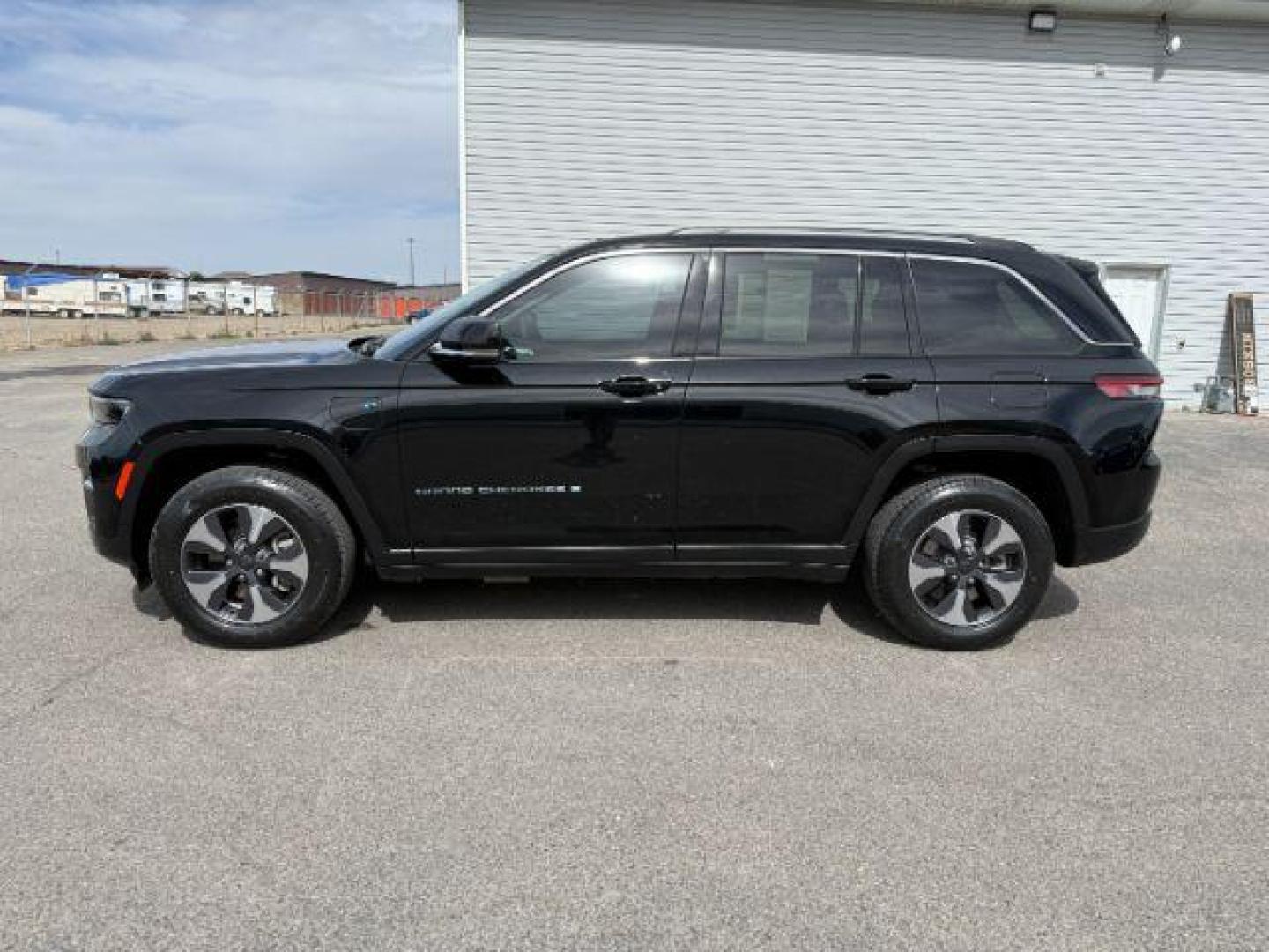 2022 BLACK /Global Black Jeep Grand Cherokee 4xe (1C4RJYB63N8) with an 2L I-4 HYBRID engine, Automatic transmission, located at 1175 N Woodruff Ave, Idaho Falls, ID, 83401, 43.506901, -111.999657 - At Timberline Auto, finding a great deal on your next vehicle is always easy! Our experienced sales staff's goal is to help find you the right vehicle at the right price! Our knowledgeable finance department has options for almost any credit score. We offer extended service contract options to prote - Photo#1