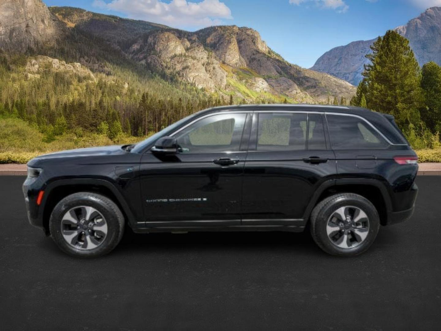 2022 BLACK /Global Black Jeep Grand Cherokee 4xe (1C4RJYB63N8) with an 2L I-4 HYBRID engine, Automatic transmission, located at 1175 N Woodruff Ave, Idaho Falls, ID, 83401, 43.506901, -111.999657 - At Timberline Auto, finding a great deal on your next vehicle is always easy! Our experienced sales staff's goal is to help find you the right vehicle at the right price! Our knowledgeable finance department has options for almost any credit score. We offer extended service contract options to prote - Photo#1