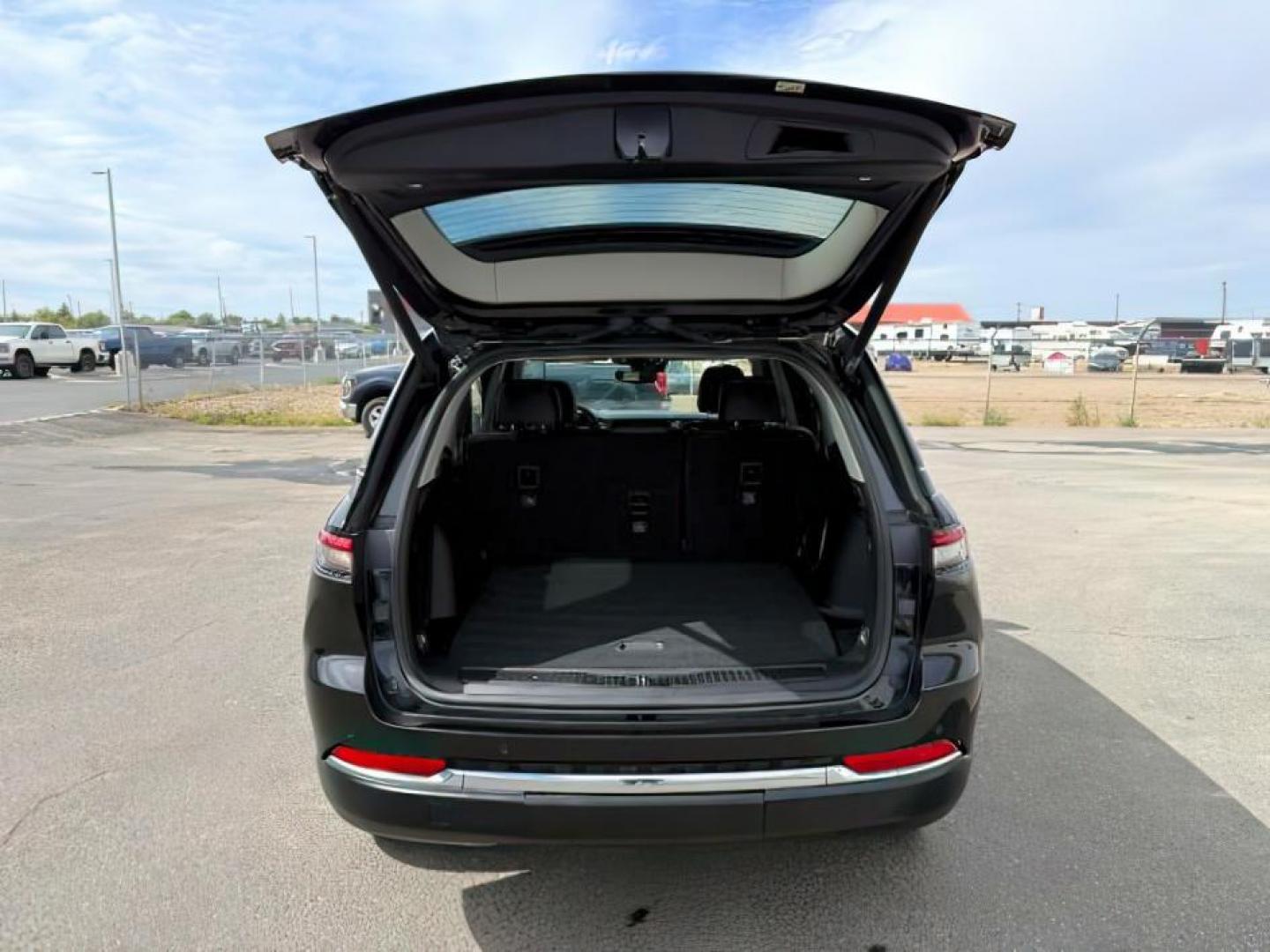 2022 BLACK /Global Black Jeep Grand Cherokee 4xe (1C4RJYB63N8) with an 2L I-4 HYBRID engine, Automatic transmission, located at 1175 N Woodruff Ave, Idaho Falls, ID, 83401, 43.506901, -111.999657 - At Timberline Auto, finding a great deal on your next vehicle is always easy! Our experienced sales staff's goal is to help find you the right vehicle at the right price! Our knowledgeable finance department has options for almost any credit score. We offer extended service contract options to prote - Photo#5