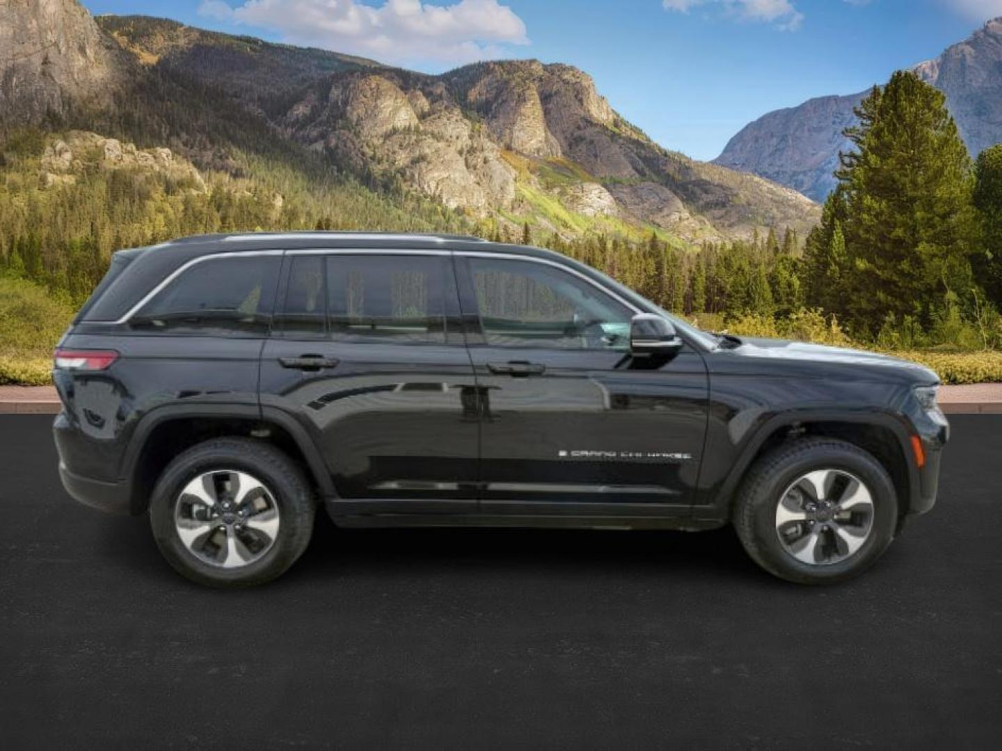 2022 BLACK /Global Black Jeep Grand Cherokee 4xe (1C4RJYB63N8) with an 2L I-4 HYBRID engine, Automatic transmission, located at 1175 N Woodruff Ave, Idaho Falls, ID, 83401, 43.506901, -111.999657 - At Timberline Auto, finding a great deal on your next vehicle is always easy! Our experienced sales staff's goal is to help find you the right vehicle at the right price! Our knowledgeable finance department has options for almost any credit score. We offer extended service contract options to prote - Photo#8