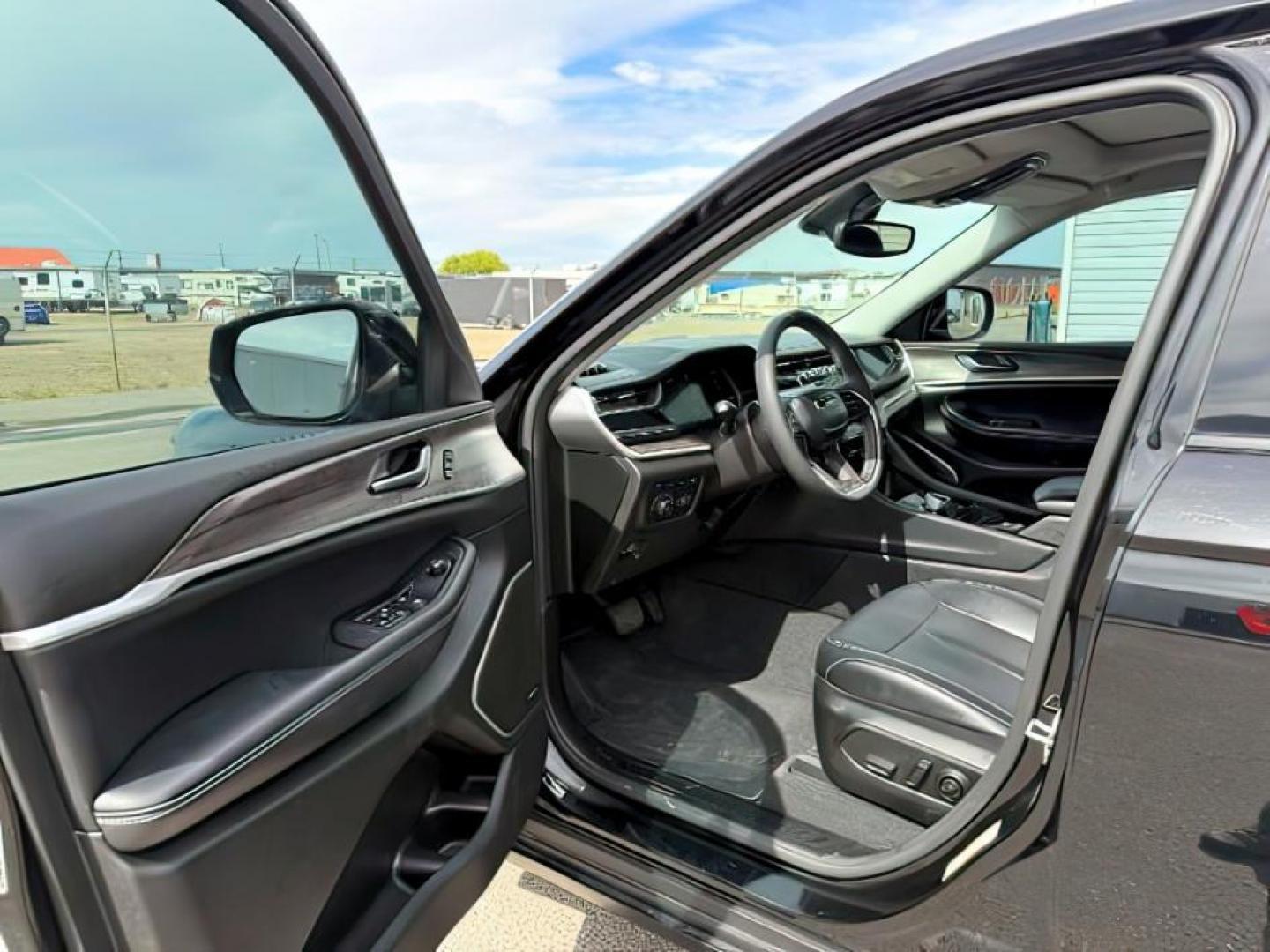 2022 BLACK /Global Black Jeep Grand Cherokee 4xe (1C4RJYB63N8) with an 2L I-4 HYBRID engine, Automatic transmission, located at 1175 N Woodruff Ave, Idaho Falls, ID, 83401, 43.506901, -111.999657 - At Timberline Auto, finding a great deal on your next vehicle is always easy! Our experienced sales staff's goal is to help find you the right vehicle at the right price! Our knowledgeable finance department has options for almost any credit score. We offer extended service contract options to prote - Photo#14