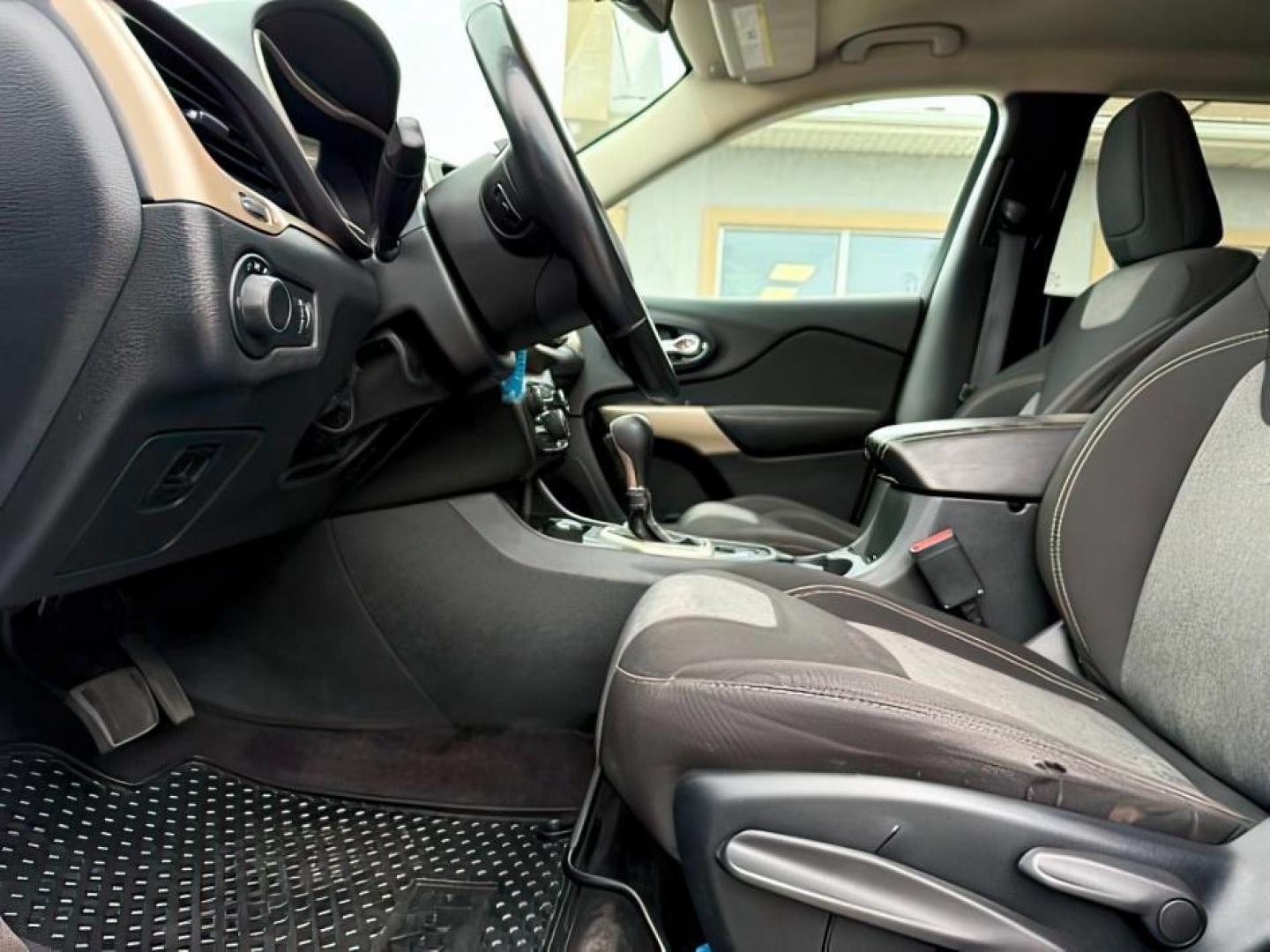2017 Hydro Blue Pearlcoat /Black Jeep Cherokee (1C4PJMAB4HW) with an Tigershark MultiAir 24L I-4 variable valve contro engine, Automatic transmission, located at 1175 N Woodruff Ave, Idaho Falls, ID, 83401, 43.506901, -111.999657 - Photo#12