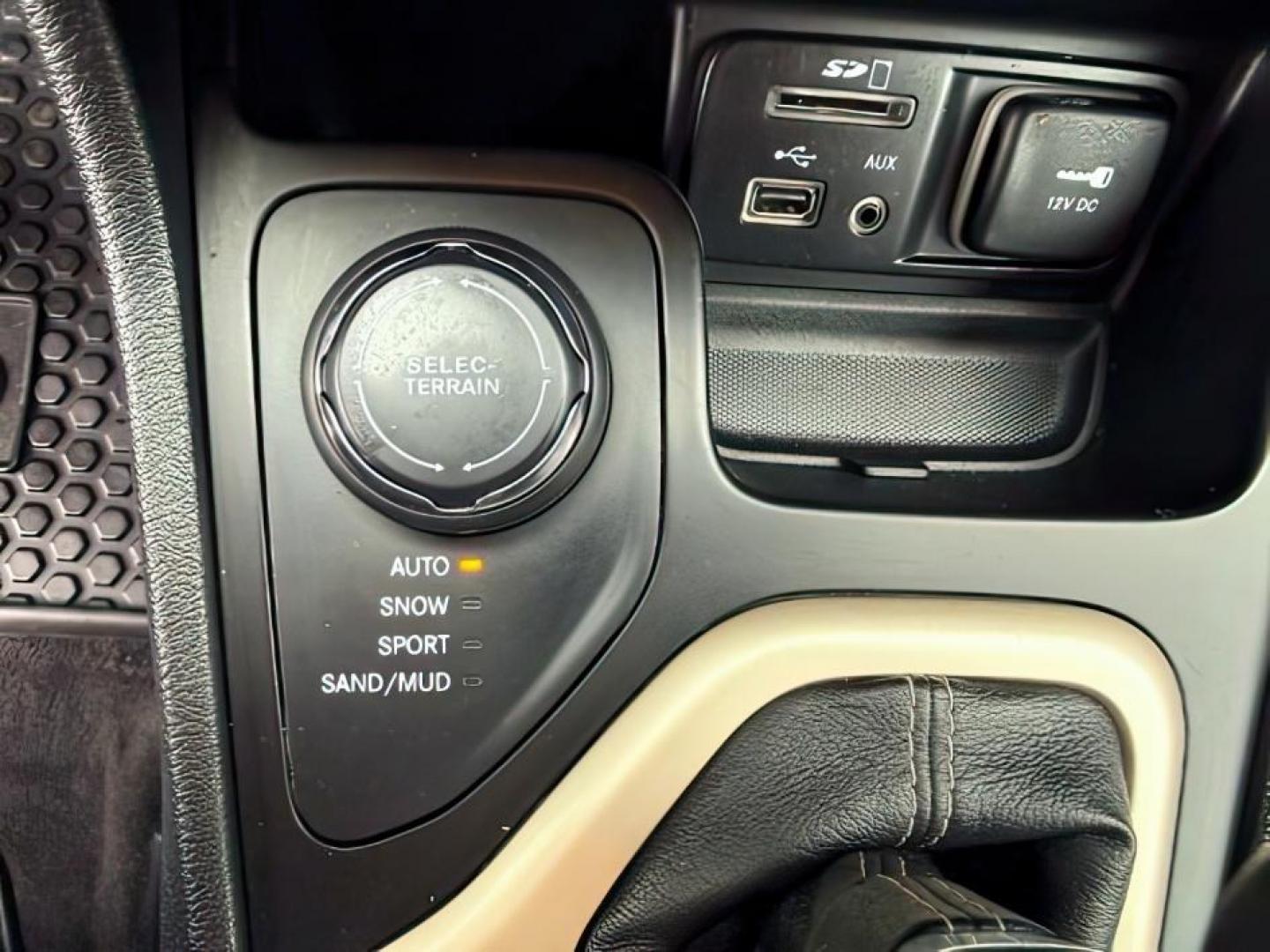 2017 Hydro Blue Pearlcoat /Black Jeep Cherokee (1C4PJMAB4HW) with an Tigershark MultiAir 24L I-4 variable valve contro engine, Automatic transmission, located at 1175 N Woodruff Ave, Idaho Falls, ID, 83401, 43.506901, -111.999657 - Photo#20