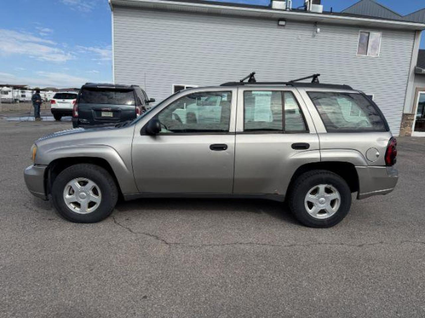 2003 GOLD /Medium Pewter Chevrolet TrailBlazer (1GNDT13S432) with an Vortec 42L I-6 DOHC engine, Automatic transmission, located at 1175 N Woodruff Ave, Idaho Falls, ID, 83401, 43.506901, -111.999657 - At Timberline Auto, finding a great deal on your next vehicle is always easy! Our experienced sales staff's goal is to help find you the right vehicle at the right price! Our knowledgeable finance department has options for almost any credit score. We offer extended service contract options to prote - Photo#20