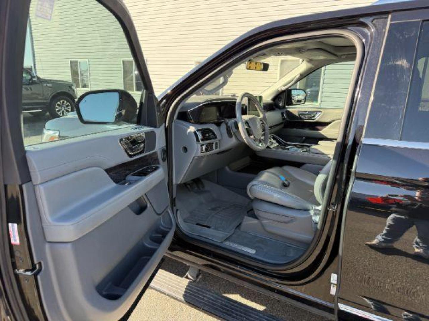 2020 Infinite Black /Ebony Lincoln Navigator (5LMJJ2LT8LE) with an EcoBoost 35L V-6 portdirect injection engine, Automatic transmission, located at 1175 N Woodruff Ave, Idaho Falls, ID, 83401, 43.506901, -111.999657 - At Timberline Auto, finding a great deal on your next vehicle is always easy! Our experienced sales staff's goal is to help find you the right vehicle at the right price! Our knowledgeable finance department has options for almost any credit score. We offer extended service contract options to prote - Photo#46