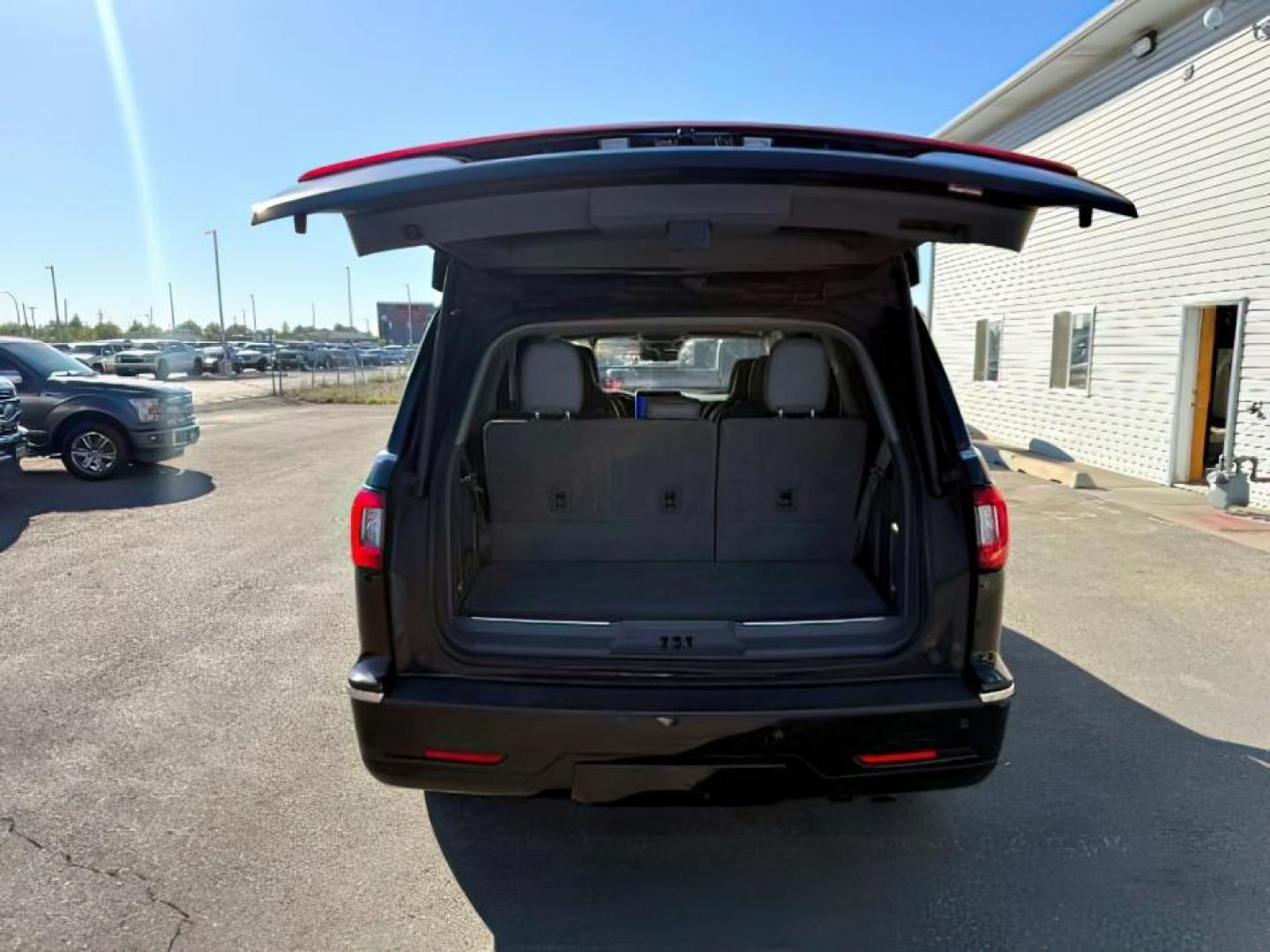 2020 Infinite Black /Ebony Lincoln Navigator (5LMJJ2LT8LE) with an EcoBoost 35L V-6 portdirect injection engine, Automatic transmission, located at 1175 N Woodruff Ave, Idaho Falls, ID, 83401, 43.506901, -111.999657 - At Timberline Auto, finding a great deal on your next vehicle is always easy! Our experienced sales staff's goal is to help find you the right vehicle at the right price! Our knowledgeable finance department has options for almost any credit score. We offer extended service contract options to prote - Photo#6