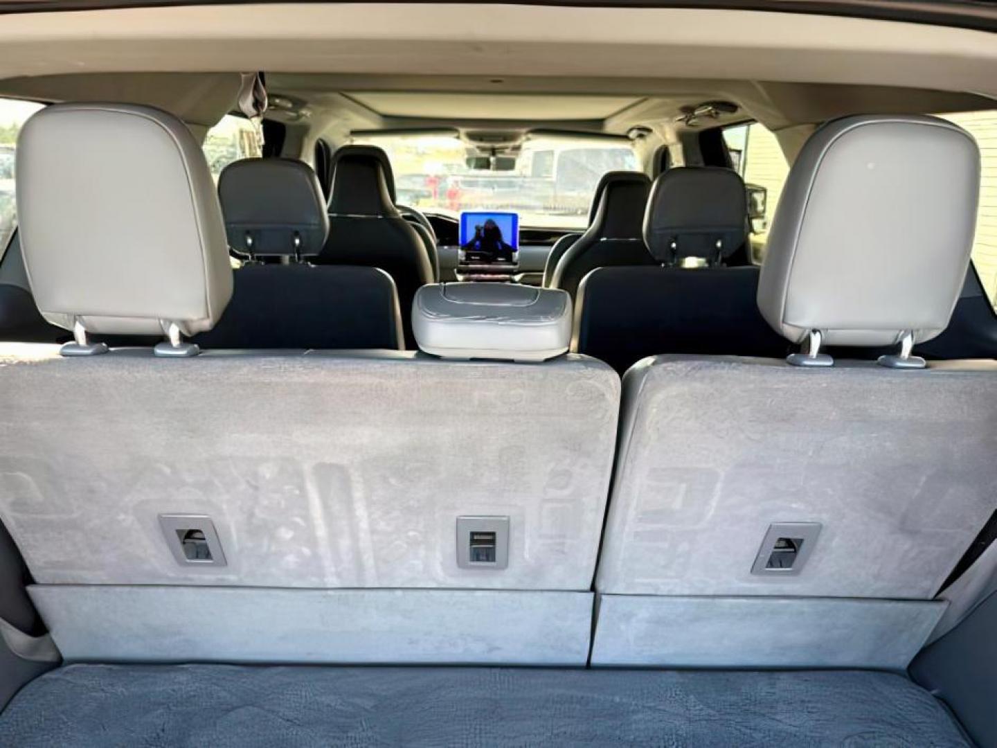 2020 Infinite Black /Ebony Lincoln Navigator (5LMJJ2LT8LE) with an EcoBoost 35L V-6 portdirect injection engine, Automatic transmission, located at 1175 N Woodruff Ave, Idaho Falls, ID, 83401, 43.506901, -111.999657 - At Timberline Auto, finding a great deal on your next vehicle is always easy! Our experienced sales staff's goal is to help find you the right vehicle at the right price! Our knowledgeable finance department has options for almost any credit score. We offer extended service contract options to prote - Photo#9