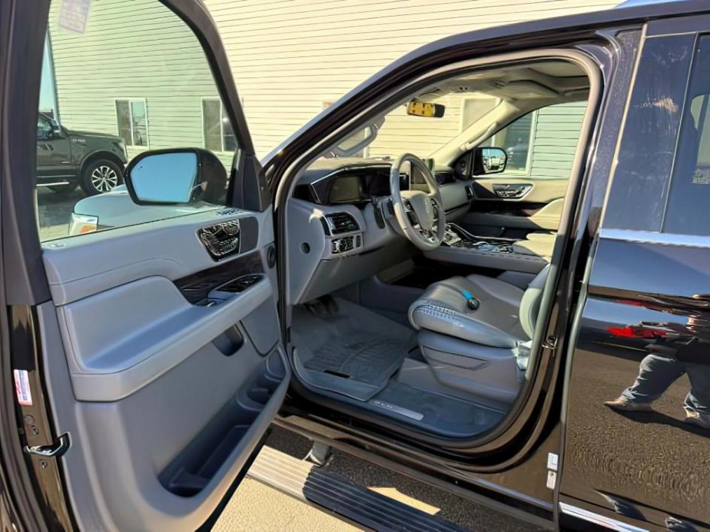 2020 Infinite Black /Ebony Lincoln Navigator (5LMJJ2LT8LE) with an EcoBoost 35L V-6 portdirect injection engine, Automatic transmission, located at 1175 N Woodruff Ave, Idaho Falls, ID, 83401, 43.506901, -111.999657 - At Timberline Auto, finding a great deal on your next vehicle is always easy! Our experienced sales staff's goal is to help find you the right vehicle at the right price! Our knowledgeable finance department has options for almost any credit score. We offer extended service contract options to prote - Photo#15