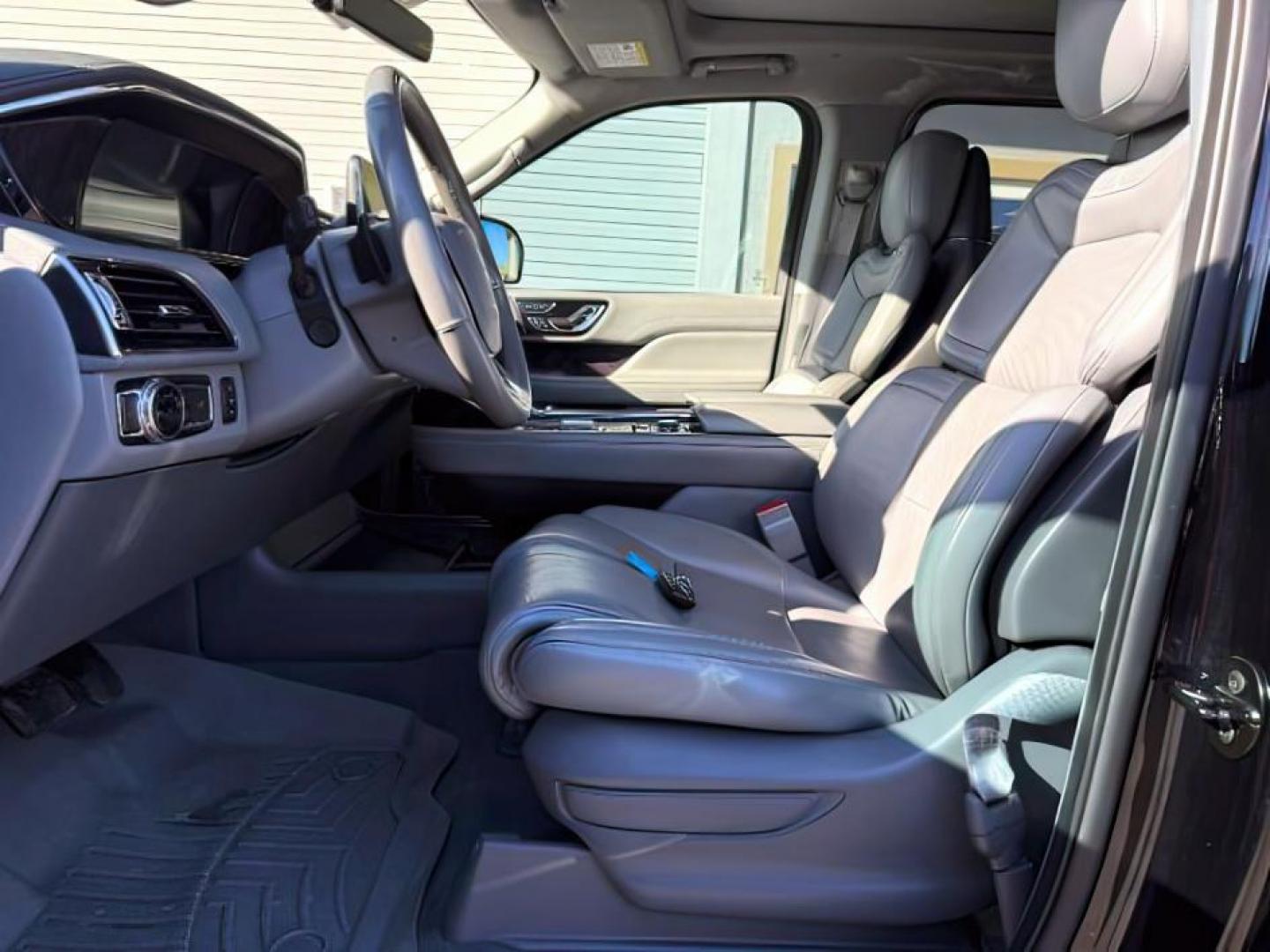 2020 Infinite Black /Ebony Lincoln Navigator (5LMJJ2LT8LE) with an EcoBoost 35L V-6 portdirect injection engine, Automatic transmission, located at 1175 N Woodruff Ave, Idaho Falls, ID, 83401, 43.506901, -111.999657 - At Timberline Auto, finding a great deal on your next vehicle is always easy! Our experienced sales staff's goal is to help find you the right vehicle at the right price! Our knowledgeable finance department has options for almost any credit score. We offer extended service contract options to prote - Photo#16