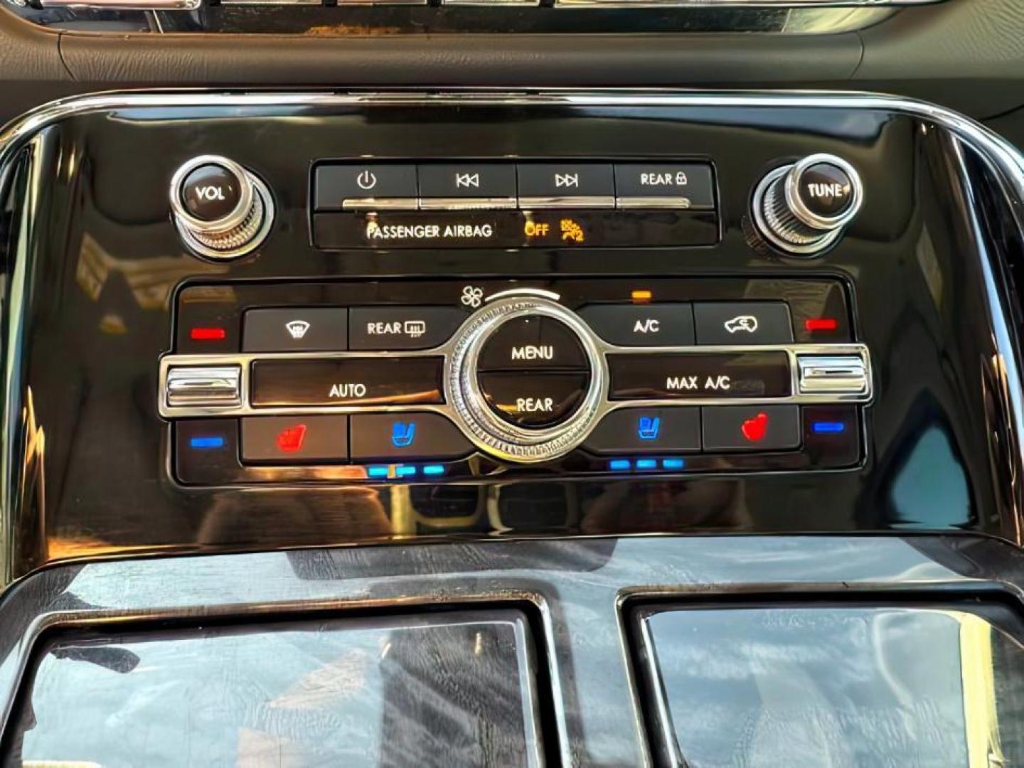 2020 Infinite Black /Ebony Lincoln Navigator (5LMJJ2LT8LE) with an EcoBoost 35L V-6 portdirect injection engine, Automatic transmission, located at 1175 N Woodruff Ave, Idaho Falls, ID, 83401, 43.506901, -111.999657 - At Timberline Auto, finding a great deal on your next vehicle is always easy! Our experienced sales staff's goal is to help find you the right vehicle at the right price! Our knowledgeable finance department has options for almost any credit score. We offer extended service contract options to prote - Photo#20