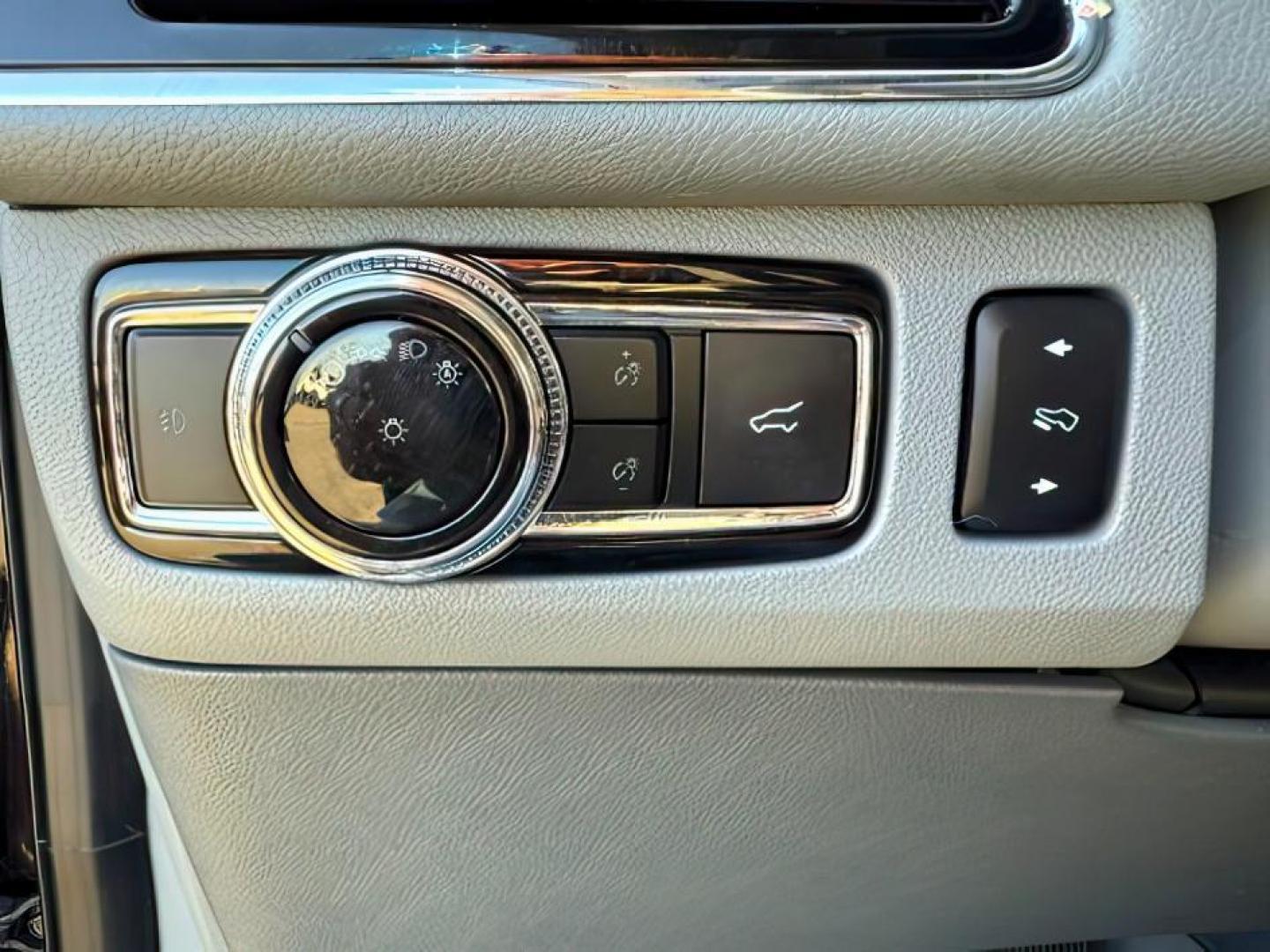 2020 Infinite Black /Ebony Lincoln Navigator (5LMJJ2LT8LE) with an EcoBoost 35L V-6 portdirect injection engine, Automatic transmission, located at 1175 N Woodruff Ave, Idaho Falls, ID, 83401, 43.506901, -111.999657 - At Timberline Auto, finding a great deal on your next vehicle is always easy! Our experienced sales staff's goal is to help find you the right vehicle at the right price! Our knowledgeable finance department has options for almost any credit score. We offer extended service contract options to prote - Photo#23