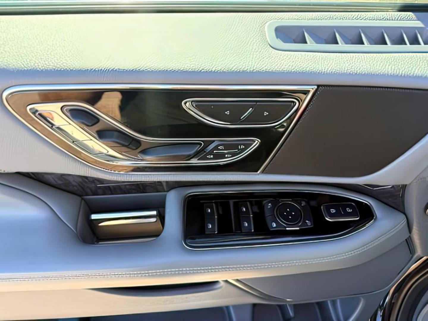2020 Infinite Black /Ebony Lincoln Navigator (5LMJJ2LT8LE) with an EcoBoost 35L V-6 portdirect injection engine, Automatic transmission, located at 1175 N Woodruff Ave, Idaho Falls, ID, 83401, 43.506901, -111.999657 - At Timberline Auto, finding a great deal on your next vehicle is always easy! Our experienced sales staff's goal is to help find you the right vehicle at the right price! Our knowledgeable finance department has options for almost any credit score. We offer extended service contract options to prote - Photo#25