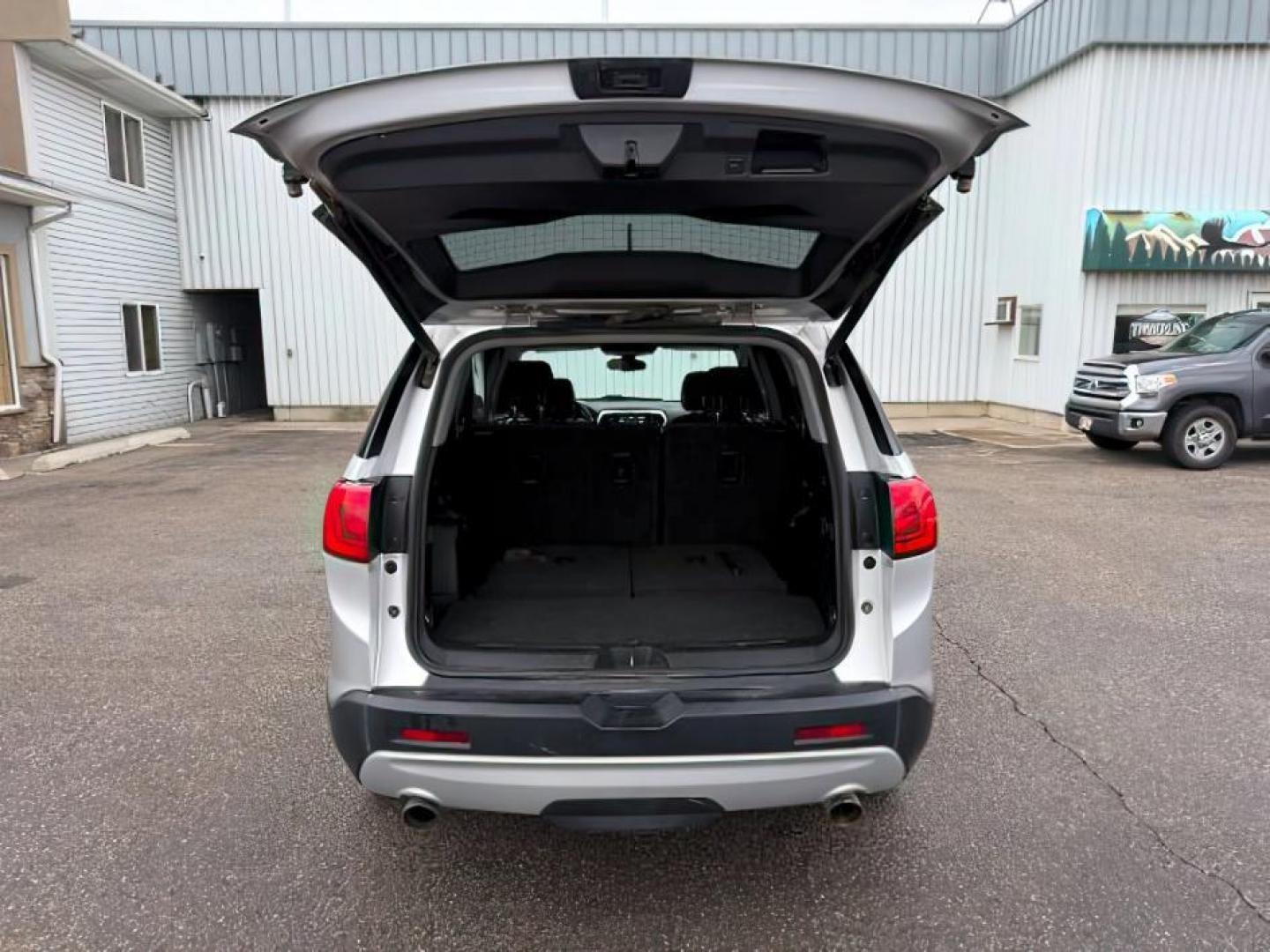 2019 SILVER /Jet Black GMC Acadia (1GKKNSLS0KZ) with an 36L V-6 gasoline direct injection engine, Automatic transmission, located at 1175 N Woodruff Ave, Idaho Falls, ID, 83401, 43.506901, -111.999657 - At Timberline Auto, finding a great deal on your next vehicle is always easy! Our experienced sales staff's goal is to help find you the right vehicle at the right price! Our knowledgeable finance department has options for almost any credit score. We offer extended service contract options to prote - Photo#5