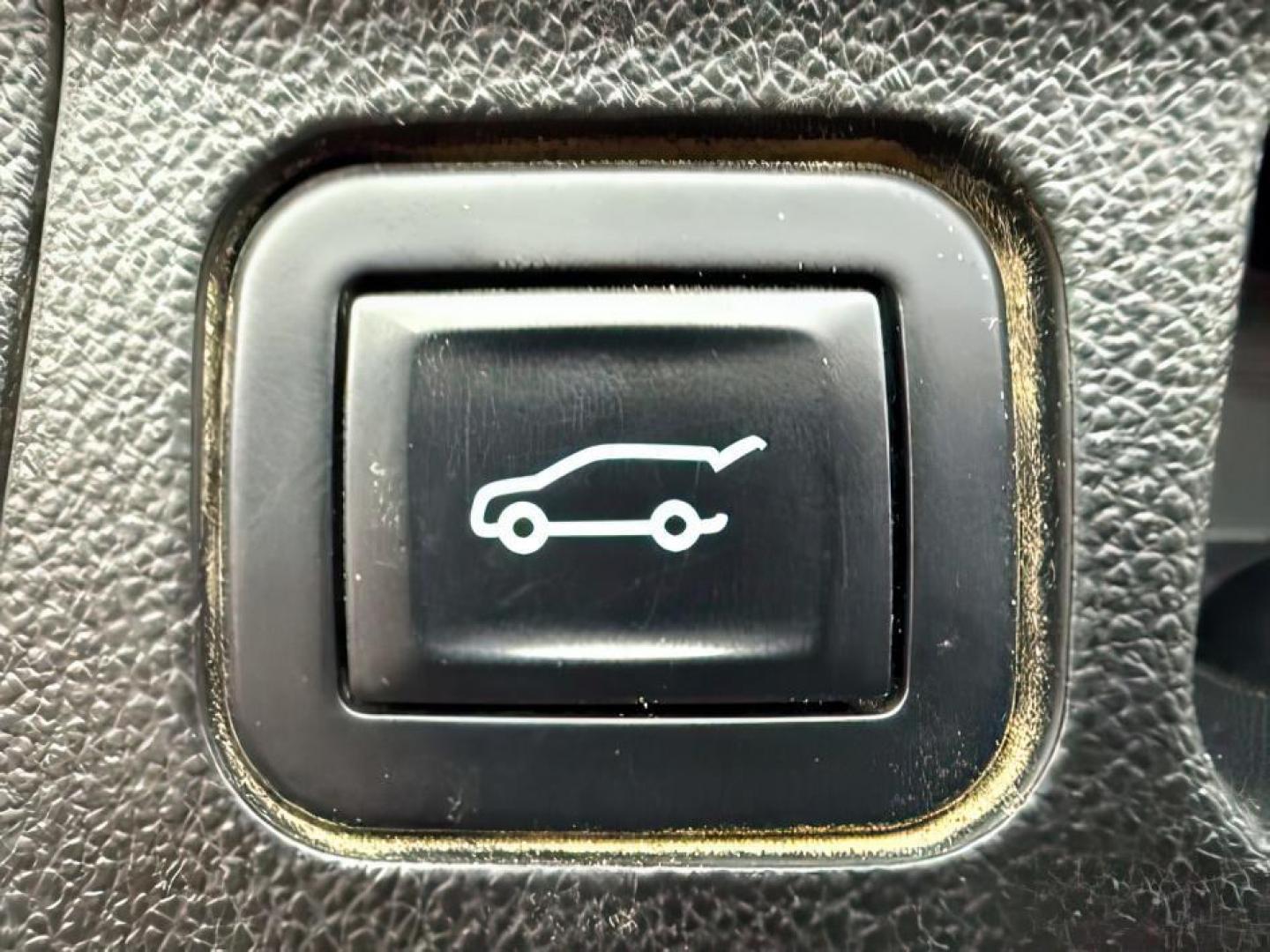 2019 SILVER /Jet Black GMC Acadia (1GKKNSLS0KZ) with an 36L V-6 gasoline direct injection engine, Automatic transmission, located at 1175 N Woodruff Ave, Idaho Falls, ID, 83401, 43.506901, -111.999657 - At Timberline Auto, finding a great deal on your next vehicle is always easy! Our experienced sales staff's goal is to help find you the right vehicle at the right price! Our knowledgeable finance department has options for almost any credit score. We offer extended service contract options to prote - Photo#6