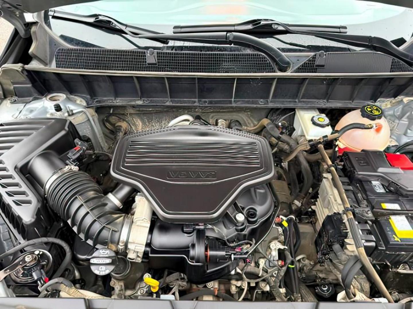 2019 SILVER /Jet Black GMC Acadia (1GKKNSLS0KZ) with an 36L V-6 gasoline direct injection engine, Automatic transmission, located at 1175 N Woodruff Ave, Idaho Falls, ID, 83401, 43.506901, -111.999657 - At Timberline Auto, finding a great deal on your next vehicle is always easy! Our experienced sales staff's goal is to help find you the right vehicle at the right price! Our knowledgeable finance department has options for almost any credit score. We offer extended service contract options to prote - Photo#26