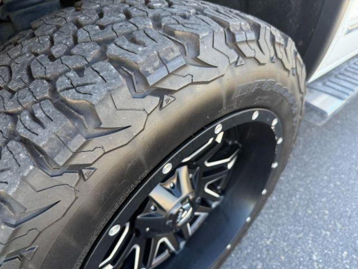 2015 Summit White /Jet Black GMC Sierra 1500 (3GTU2VEC2FG) with an 53 VORTEC engine, Automatic transmission, located at 1175 N Woodruff Ave, Idaho Falls, ID, 83401, 43.506901, -111.999657 - At Timberline Auto, finding a great deal on your next vehicle is always easy! Our experienced sales staff's goal is to help find you the right vehicle at the right price! Our knowledgeable finance department has options for almost any credit score. We offer extended service contract options to prote - Photo#27