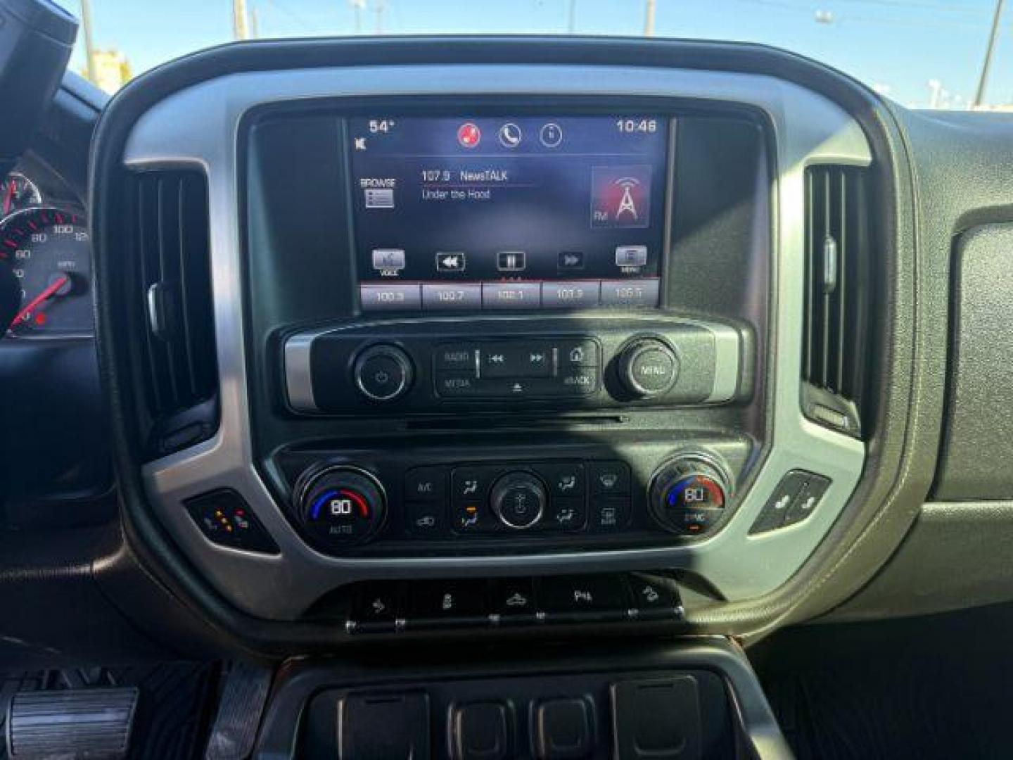 2015 Summit White /Jet Black GMC Sierra 1500 (3GTU2VEC2FG) with an 53 VORTEC engine, Automatic transmission, located at 1175 N Woodruff Ave, Idaho Falls, ID, 83401, 43.506901, -111.999657 - At Timberline Auto, finding a great deal on your next vehicle is always easy! Our experienced sales staff's goal is to help find you the right vehicle at the right price! Our knowledgeable finance department has options for almost any credit score. We offer extended service contract options to prote - Photo#32