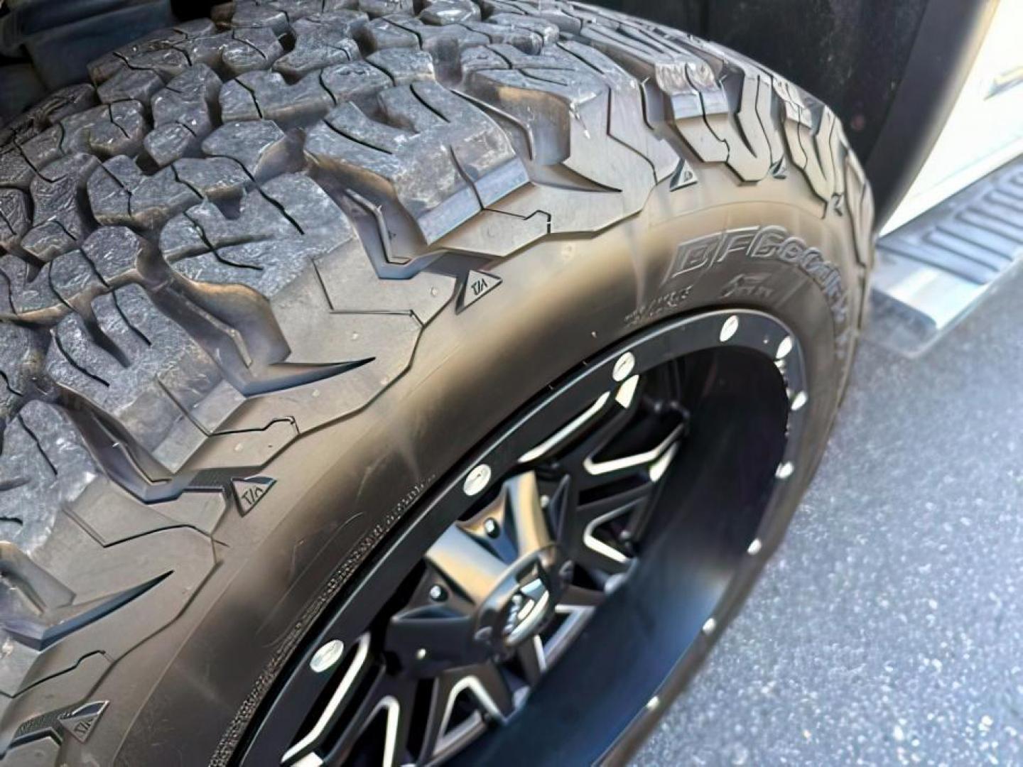 2015 Summit White /Jet Black GMC Sierra 1500 (3GTU2VEC2FG) with an 53 VORTEC engine, Automatic transmission, located at 1175 N Woodruff Ave, Idaho Falls, ID, 83401, 43.506901, -111.999657 - At Timberline Auto, finding a great deal on your next vehicle is always easy! Our experienced sales staff's goal is to help find you the right vehicle at the right price! Our knowledgeable finance department has options for almost any credit score. We offer extended service contract options to prote - Photo#8