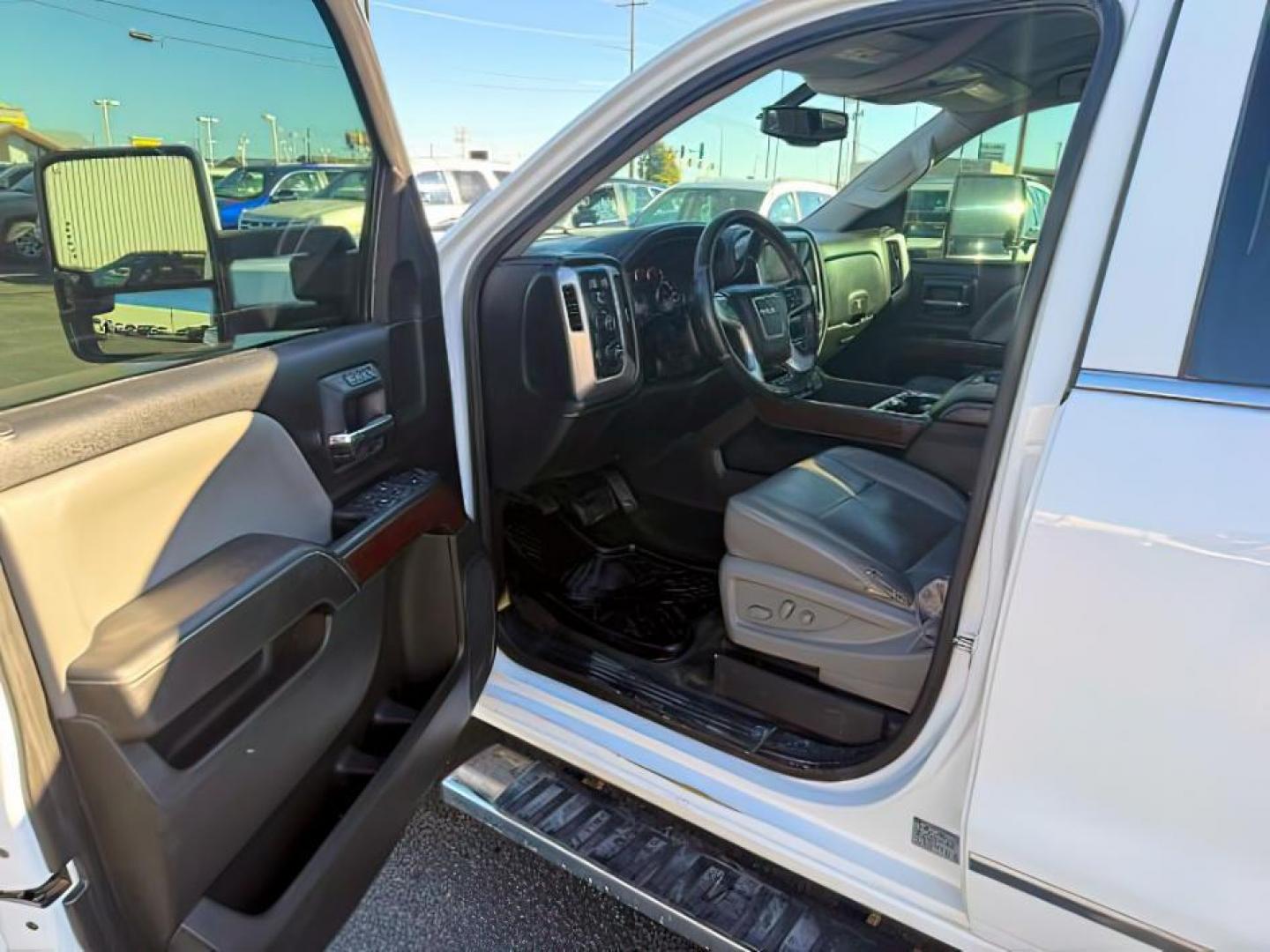 2015 Summit White /Jet Black GMC Sierra 1500 (3GTU2VEC2FG) with an 53 VORTEC engine, Automatic transmission, located at 1175 N Woodruff Ave, Idaho Falls, ID, 83401, 43.506901, -111.999657 - At Timberline Auto, finding a great deal on your next vehicle is always easy! Our experienced sales staff's goal is to help find you the right vehicle at the right price! Our knowledgeable finance department has options for almost any credit score. We offer extended service contract options to prote - Photo#9