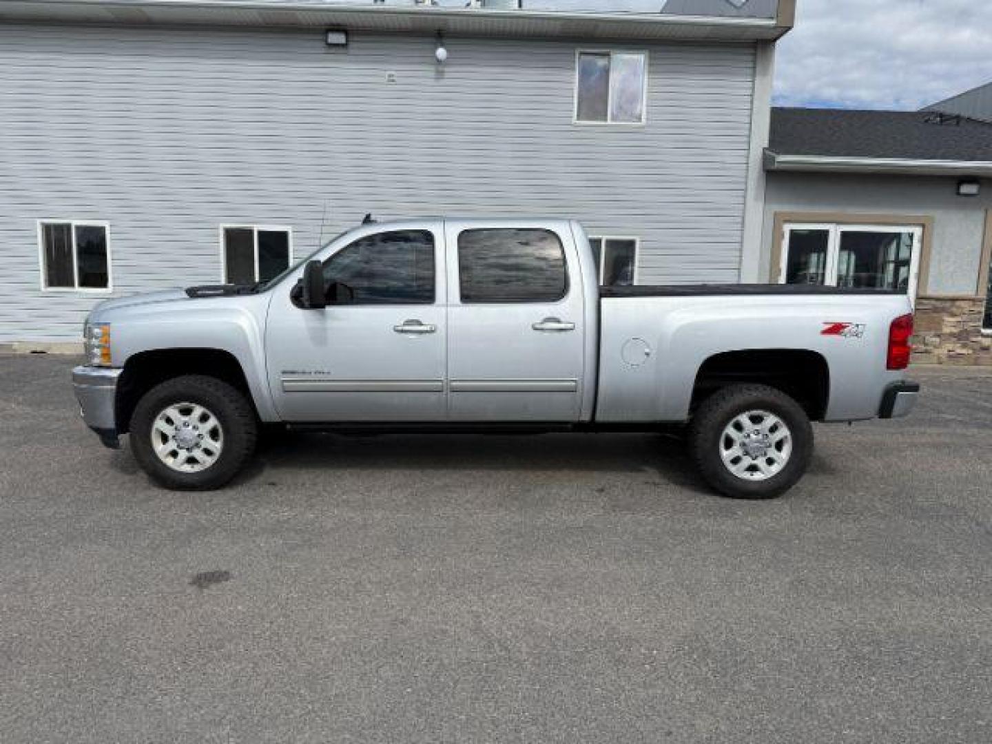 2013 SILVER /Ebony Chevrolet Silverado 2500HD (1GC1KYEG5DF) with an Vortec 6L V-8 variable valve control engine, Automatic transmission, located at 1175 N Woodruff Ave, Idaho Falls, ID, 83401, 43.506901, -111.999657 - At Timberline Auto, finding a great deal on your next vehicle is always easy! Our experienced sales staff's goal is to help find you the right vehicle at the right price! Our knowledgeable finance department has options for almost any credit score. We offer extended service contract options to prote - Photo#1