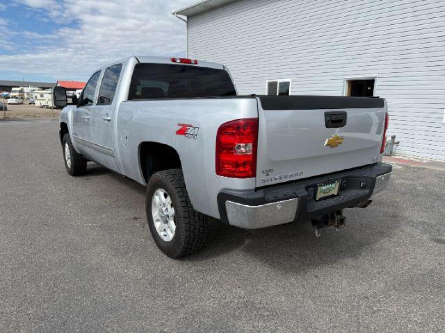 2013 SILVER /Ebony Chevrolet Silverado 2500HD (1GC1KYEG5DF) with an Vortec 6L V-8 variable valve control engine, Automatic transmission, located at 1175 N Woodruff Ave, Idaho Falls, ID, 83401, 43.506901, -111.999657 - At Timberline Auto, finding a great deal on your next vehicle is always easy! Our experienced sales staff's goal is to help find you the right vehicle at the right price! Our knowledgeable finance department has options for almost any credit score. We offer extended service contract options to prote - Photo#2