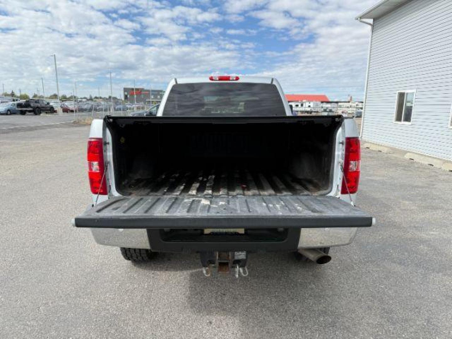 2013 SILVER /Ebony Chevrolet Silverado 2500HD (1GC1KYEG5DF) with an Vortec 6L V-8 variable valve control engine, Automatic transmission, located at 1175 N Woodruff Ave, Idaho Falls, ID, 83401, 43.506901, -111.999657 - At Timberline Auto, finding a great deal on your next vehicle is always easy! Our experienced sales staff's goal is to help find you the right vehicle at the right price! Our knowledgeable finance department has options for almost any credit score. We offer extended service contract options to prote - Photo#5