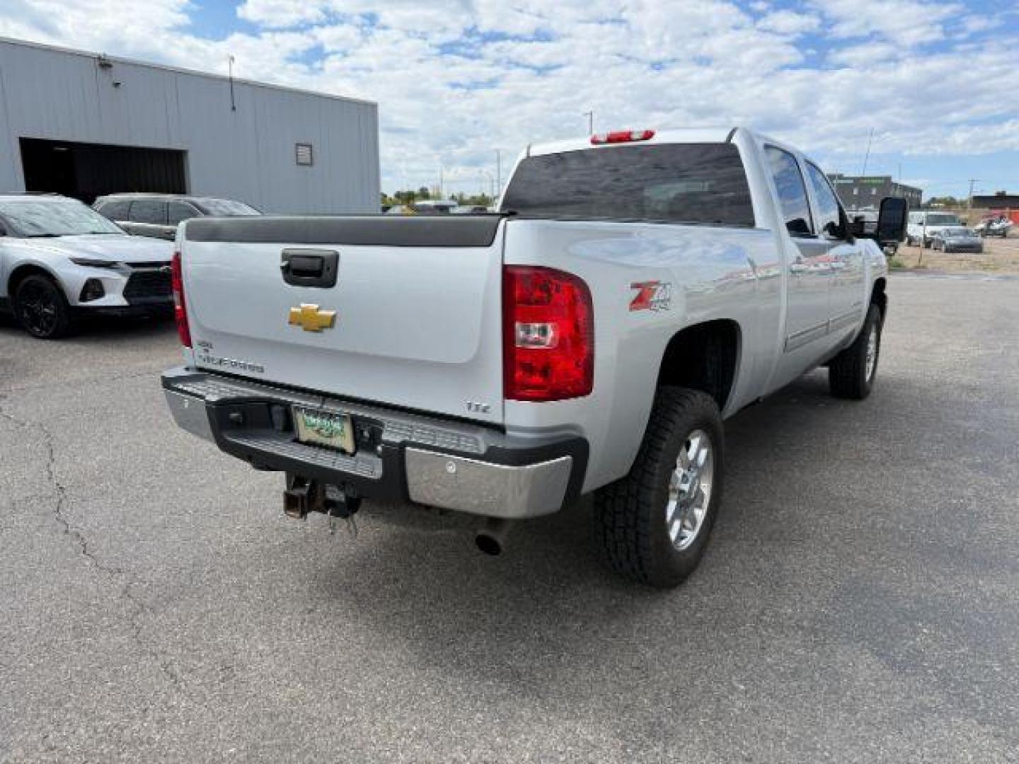 2013 SILVER /Ebony Chevrolet Silverado 2500HD (1GC1KYEG5DF) with an Vortec 6L V-8 variable valve control engine, Automatic transmission, located at 1175 N Woodruff Ave, Idaho Falls, ID, 83401, 43.506901, -111.999657 - At Timberline Auto, finding a great deal on your next vehicle is always easy! Our experienced sales staff's goal is to help find you the right vehicle at the right price! Our knowledgeable finance department has options for almost any credit score. We offer extended service contract options to prote - Photo#6