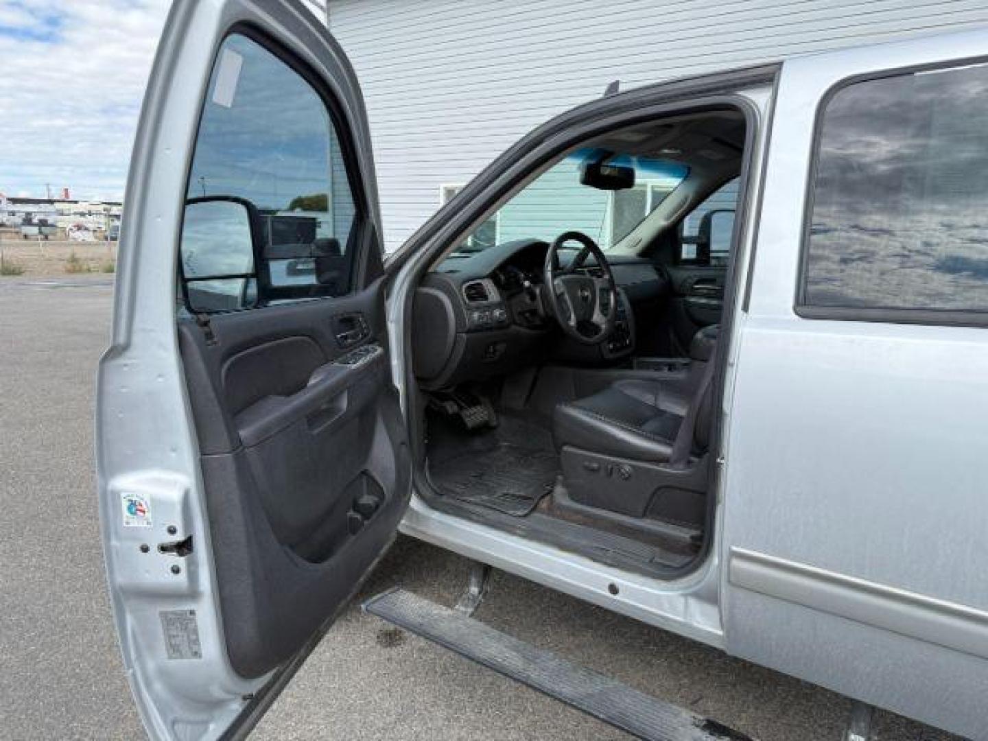 2013 SILVER /Ebony Chevrolet Silverado 2500HD (1GC1KYEG5DF) with an Vortec 6L V-8 variable valve control engine, Automatic transmission, located at 1175 N Woodruff Ave, Idaho Falls, ID, 83401, 43.506901, -111.999657 - At Timberline Auto, finding a great deal on your next vehicle is always easy! Our experienced sales staff's goal is to help find you the right vehicle at the right price! Our knowledgeable finance department has options for almost any credit score. We offer extended service contract options to prote - Photo#11