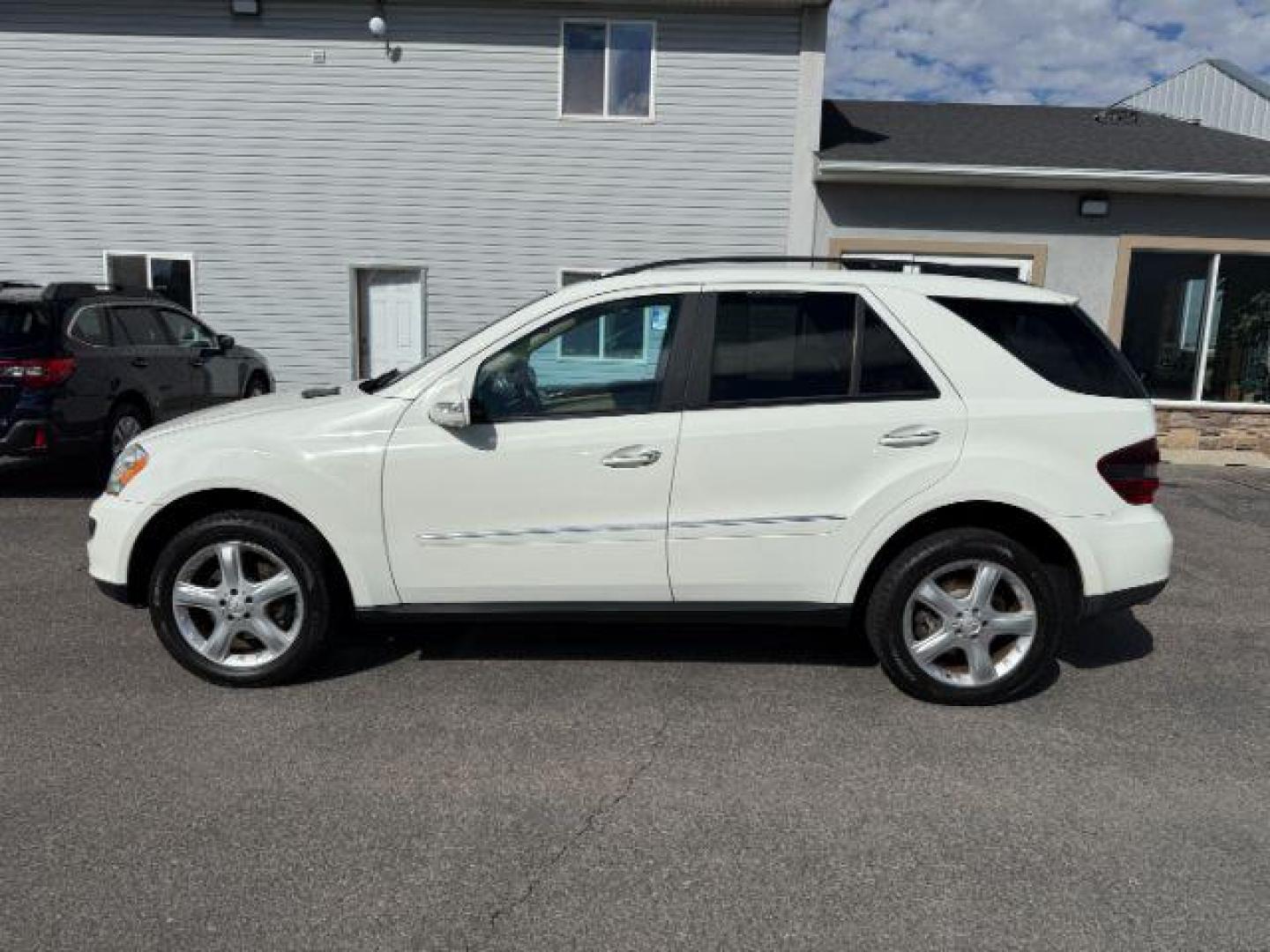 2008 WHITE /TAN Mercedes-Benz ML350 (4JGBB86E38A) with an 35L V6 engine, Automatic transmission, located at 1175 N Woodruff Ave, Idaho Falls, ID, 83401, 43.506901, -111.999657 - At Timberline Auto, finding a great deal on your next vehicle is always easy! Our experienced sales staff's goal is to help find you the right vehicle at the right price! Our knowledgeable finance department has options for almost any credit score. We offer extended service contract options to prote - Photo#1