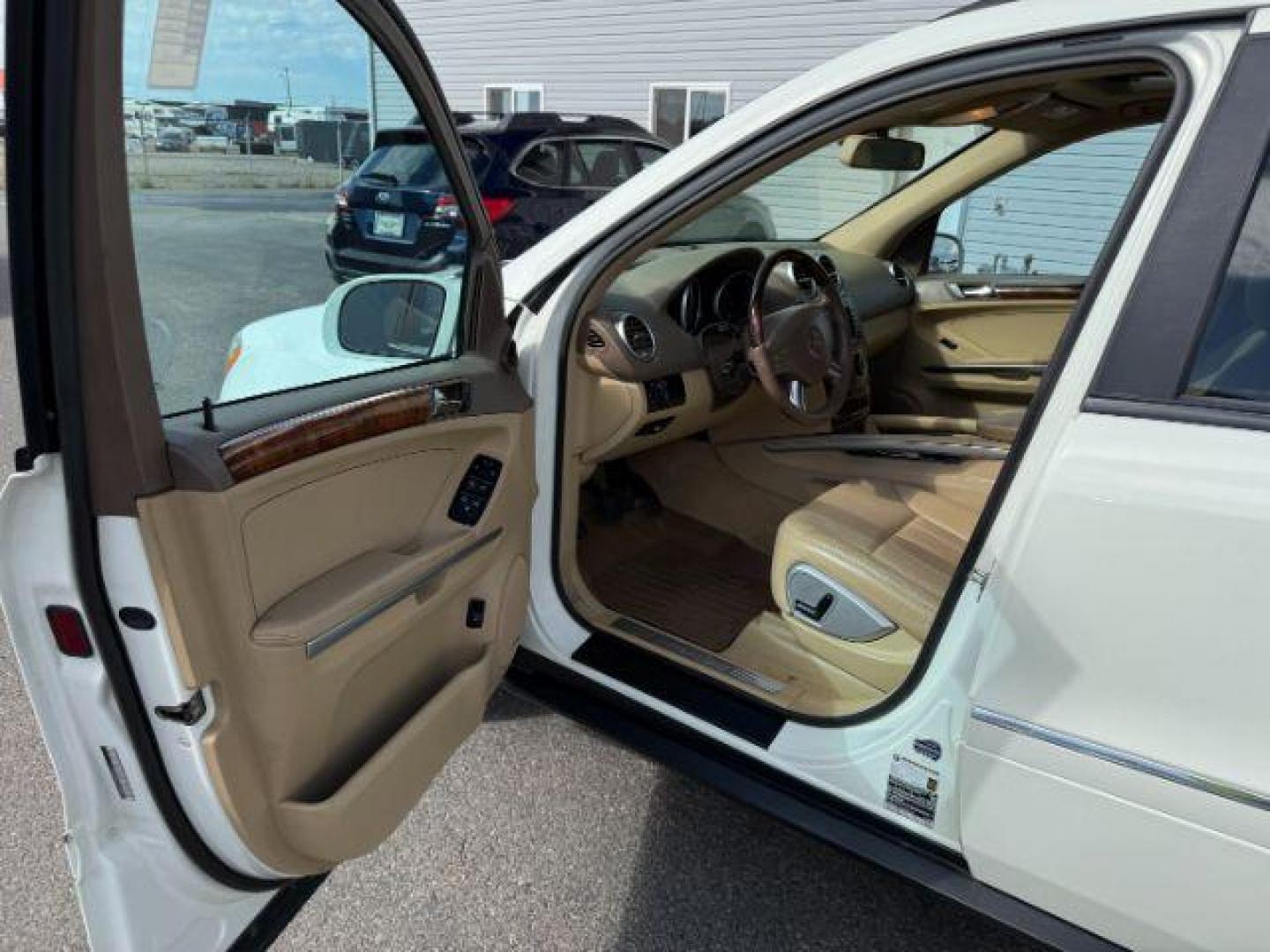 2008 WHITE /TAN Mercedes-Benz ML350 (4JGBB86E38A) with an 35L V6 engine, Automatic transmission, located at 1175 N Woodruff Ave, Idaho Falls, ID, 83401, 43.506901, -111.999657 - At Timberline Auto, finding a great deal on your next vehicle is always easy! Our experienced sales staff's goal is to help find you the right vehicle at the right price! Our knowledgeable finance department has options for almost any credit score. We offer extended service contract options to prote - Photo#12