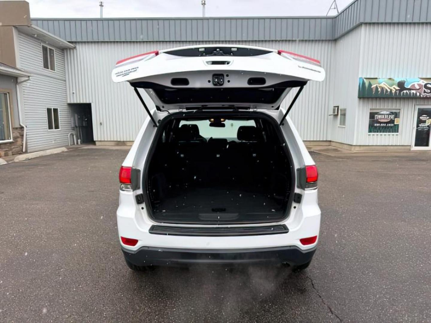 2016 Bright White Clearcoat /Black Jeep Grand Cherokee (1C4RJFAG8GC) with an Pentastar 36L V-6 DOHC engine, Automatic transmission, located at 1175 N Woodruff Ave, Idaho Falls, ID, 83401, 43.506901, -111.999657 - At Timberline Auto, finding a great deal on your next vehicle is always easy! Our experienced sales staff's goal is to help find you the right vehicle at the right price! Our knowledgeable finance department has options for almost any credit score. We offer extended service contract options to prote - Photo#4