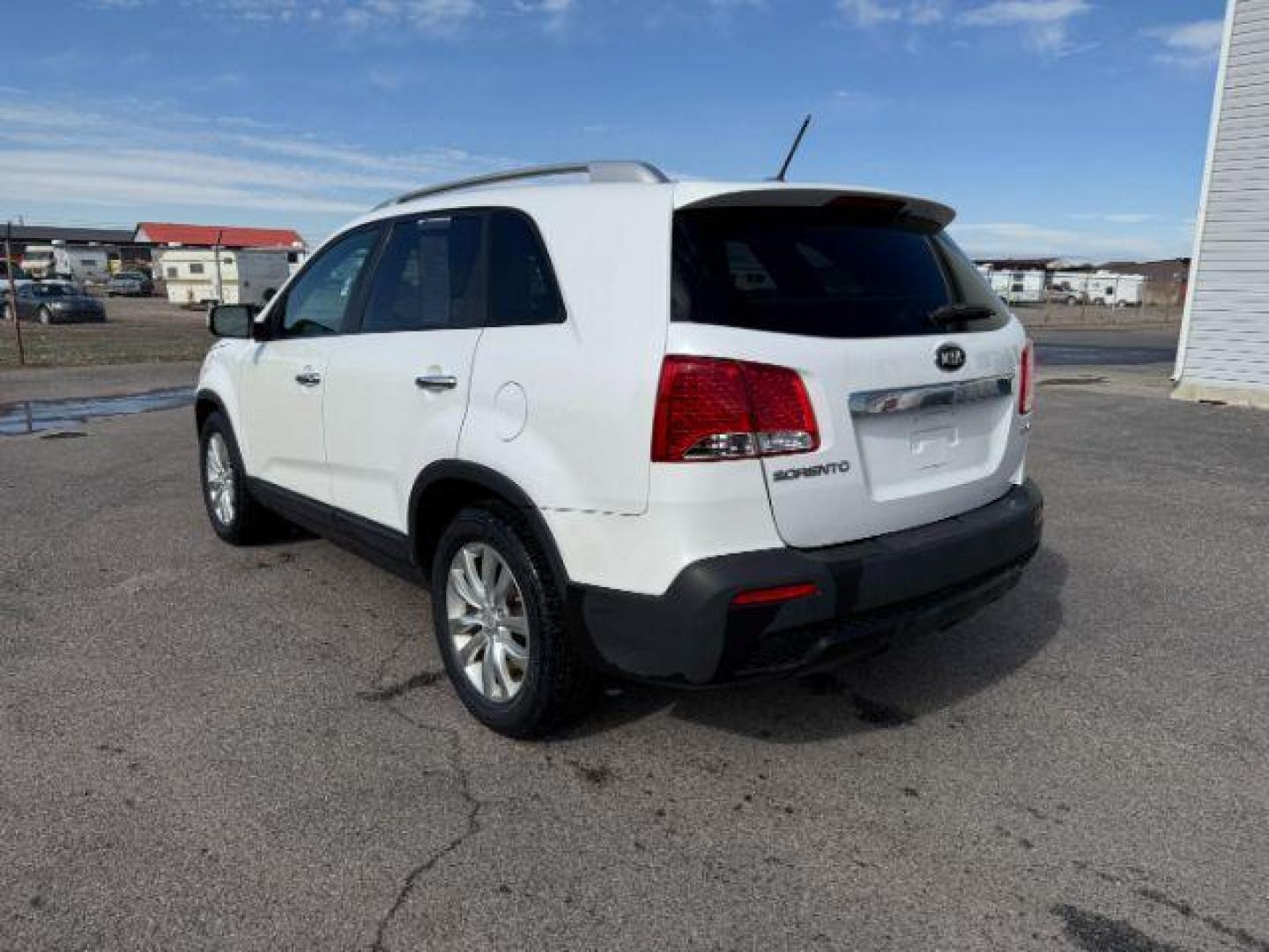 2011 Snow White Pearl /Black KIA Sorento (5XYKUDA20BG) with an 35L V-6 DOHC engine, Automatic transmission, located at 1175 N Woodruff Ave, Idaho Falls, ID, 83401, 43.506901, -111.999657 - At Timberline Auto, finding a great deal on your next vehicle is always easy! Our experienced sales staff's goal is to help find you the right vehicle at the right price! Our knowledgeable finance department has options for almost any credit score. We offer extended service contract options to prote - Photo#23