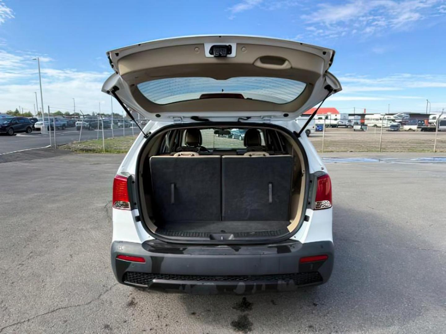 2011 Snow White Pearl /Black KIA Sorento (5XYKUDA20BG) with an 35L V-6 DOHC engine, Automatic transmission, located at 1175 N Woodruff Ave, Idaho Falls, ID, 83401, 43.506901, -111.999657 - At Timberline Auto, finding a great deal on your next vehicle is always easy! Our experienced sales staff's goal is to help find you the right vehicle at the right price! Our knowledgeable finance department has options for almost any credit score. We offer extended service contract options to prote - Photo#4