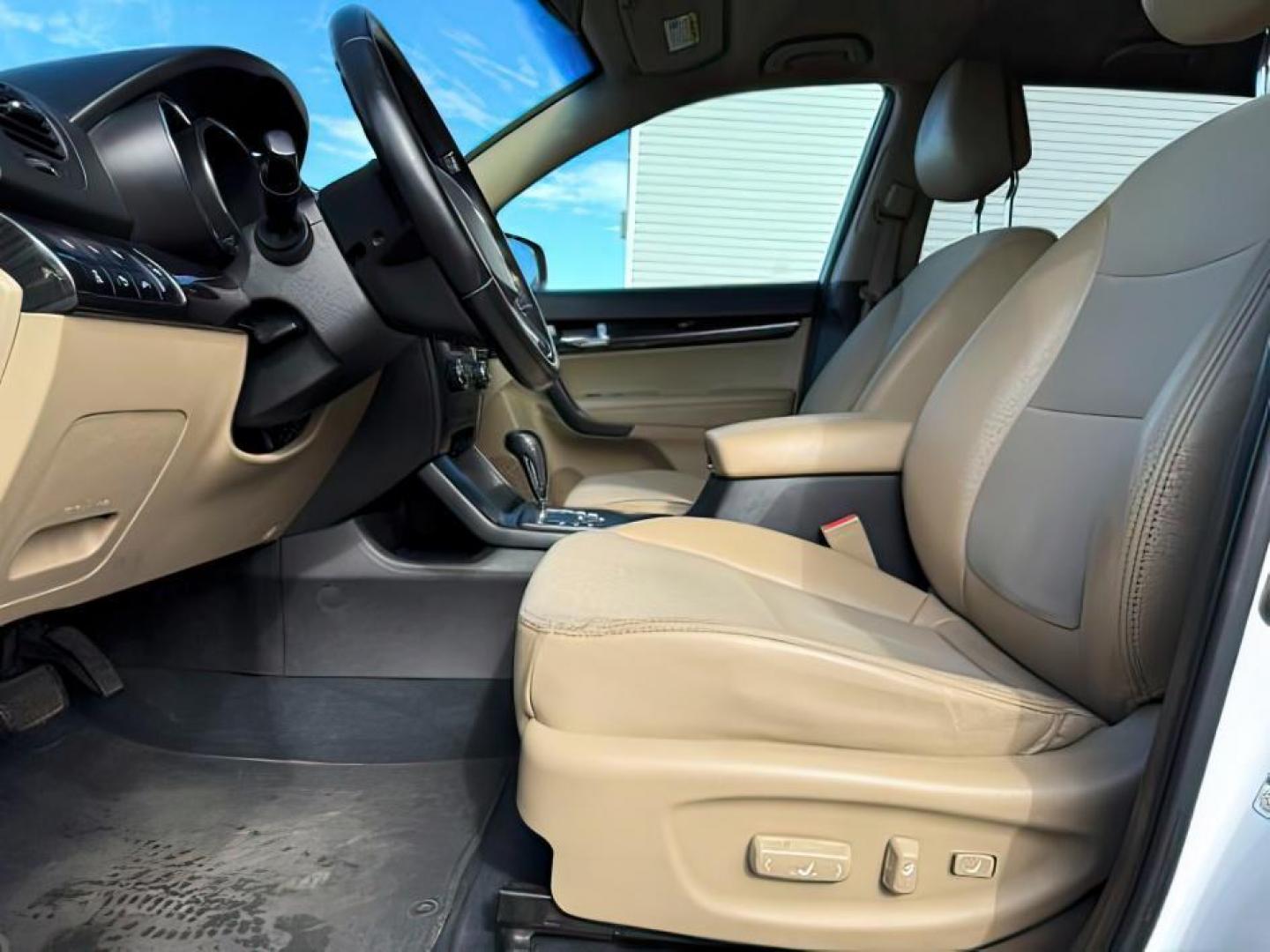 2011 Snow White Pearl /Black KIA Sorento (5XYKUDA20BG) with an 35L V-6 DOHC engine, Automatic transmission, located at 1175 N Woodruff Ave, Idaho Falls, ID, 83401, 43.506901, -111.999657 - At Timberline Auto, finding a great deal on your next vehicle is always easy! Our experienced sales staff's goal is to help find you the right vehicle at the right price! Our knowledgeable finance department has options for almost any credit score. We offer extended service contract options to prote - Photo#11