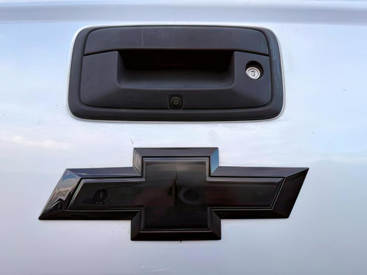 2016 Silver Ice Metallic /Jet Black Chevrolet Silverado 2500HD (1GC1KWE8XGF) with an 66L V8 16V OHV TURBO DIESEL engine, Automatic transmission, located at 1175 N Woodruff Ave, Idaho Falls, ID, 83401, 43.506901, -111.999657 - At Timberline Auto, finding a great deal on your next vehicle is always easy! Our experienced sales staff's goal is to help find you the right vehicle at the right price! Our knowledgeable finance department has options for almost any credit score. We offer extended service contract options to prote - Photo#4