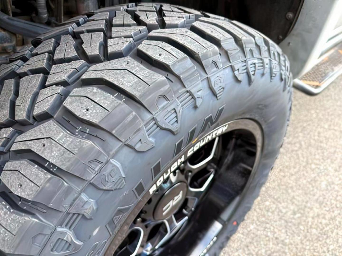 2016 Silver Ice Metallic /Jet Black Chevrolet Silverado 2500HD (1GC1KWE8XGF) with an 66L V8 16V OHV TURBO DIESEL engine, Automatic transmission, located at 1175 N Woodruff Ave, Idaho Falls, ID, 83401, 43.506901, -111.999657 - At Timberline Auto, finding a great deal on your next vehicle is always easy! Our experienced sales staff's goal is to help find you the right vehicle at the right price! Our knowledgeable finance department has options for almost any credit score. We offer extended service contract options to prote - Photo#10