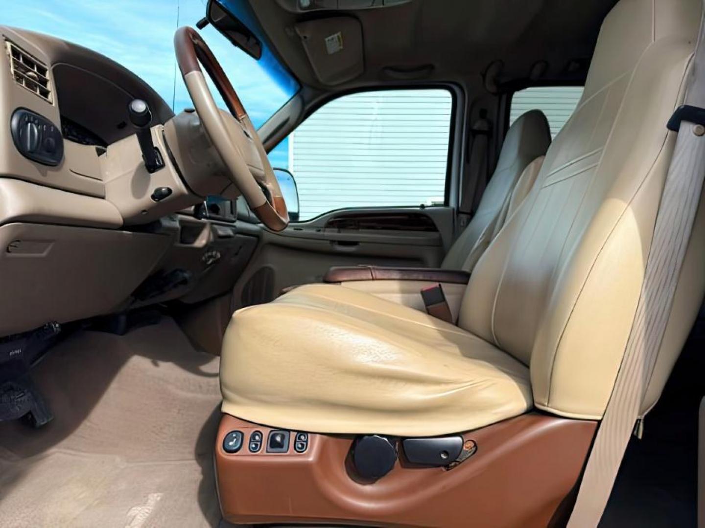 2003 Oxford White Clearcoat /Castano Brown Ford F-250 (1FTNW21P13E) with an Powerstroke 6L V-8 diesel direct injection engine, Automatic transmission, located at 1175 N Woodruff Ave, Idaho Falls, ID, 83401, 43.506901, -111.999657 - At Timberline Auto, finding a great deal on your next vehicle is always easy! Our experienced sales staff's goal is to help find you the right vehicle at the right price! Our knowledgeable finance department has options for almost any credit score. We offer extended service contract options to prote - Photo#11