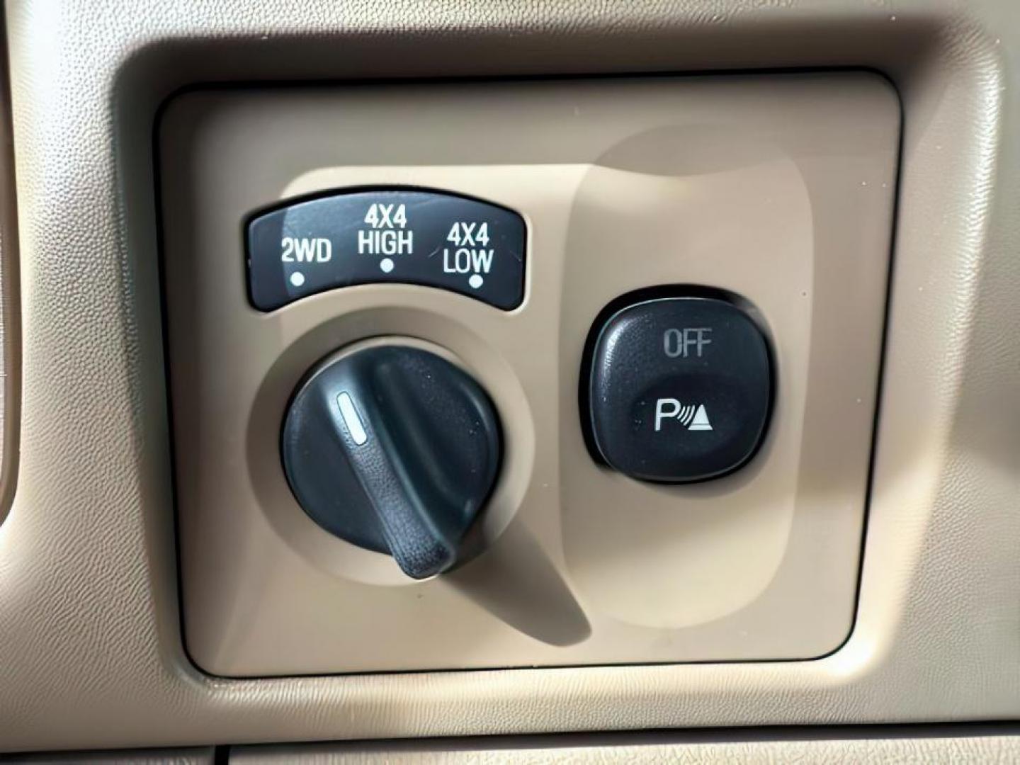 2003 Oxford White Clearcoat /Castano Brown Ford F-250 (1FTNW21P13E) with an Powerstroke 6L V-8 diesel direct injection engine, Automatic transmission, located at 1175 N Woodruff Ave, Idaho Falls, ID, 83401, 43.506901, -111.999657 - At Timberline Auto, finding a great deal on your next vehicle is always easy! Our experienced sales staff's goal is to help find you the right vehicle at the right price! Our knowledgeable finance department has options for almost any credit score. We offer extended service contract options to prote - Photo#15