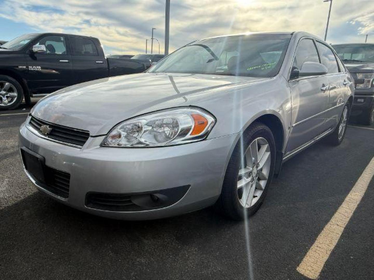 2008 SILVER /Ebony Chevrolet Impala (2G1WU583089) with an 39L V-6 variable valve control engine, Automatic transmission, located at 1175 N Woodruff Ave, Idaho Falls, ID, 83401, 43.506901, -111.999657 - At Timberline Auto, finding a great deal on your next vehicle is always easy! Our experienced sales staff's goal is to help find you the right vehicle at the right price! Our knowledgeable finance department has options for almost any credit score. We offer extended service contract options to prote - Photo#1